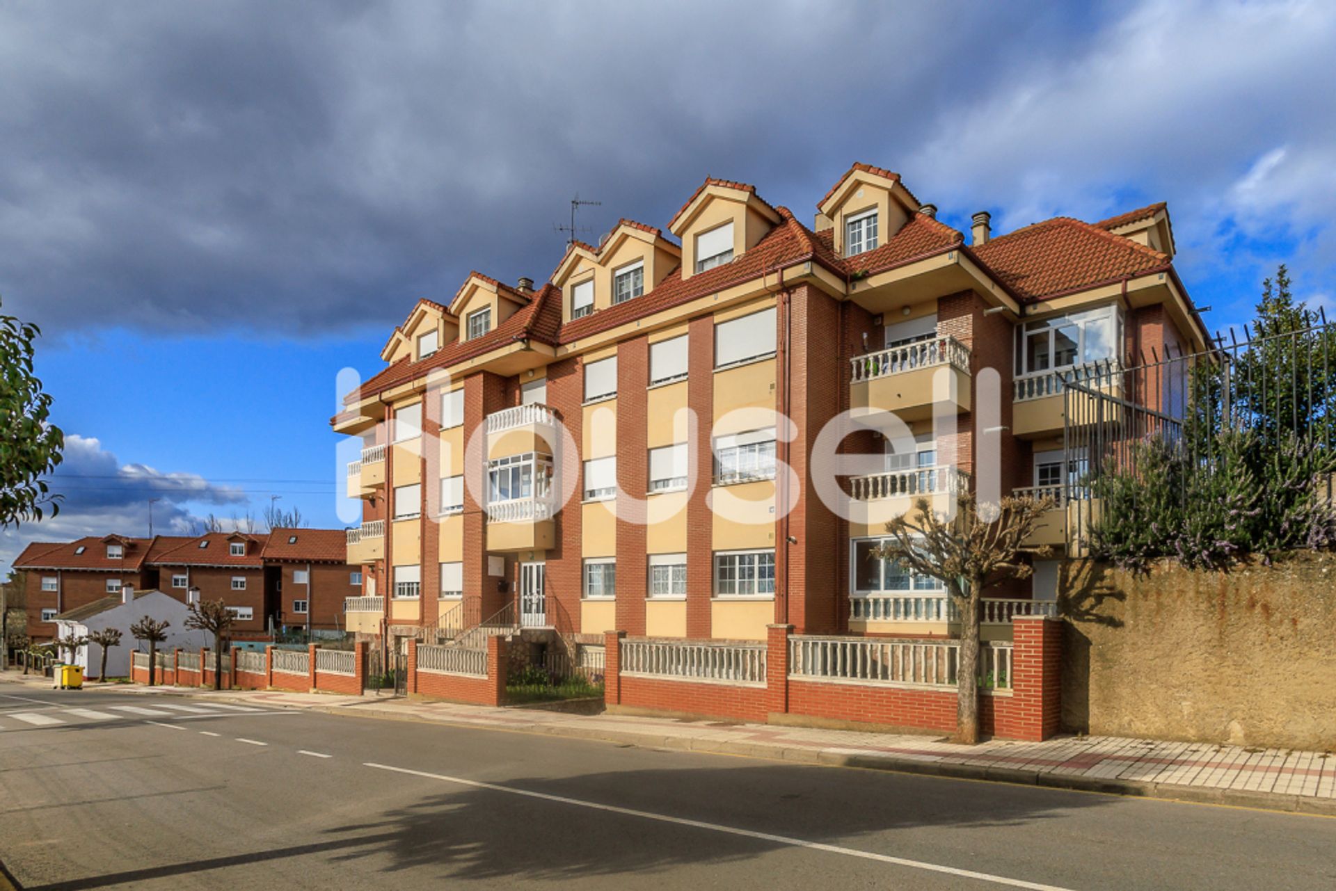 Condominium in La Virgen del Camino, Castilla y León 11522548