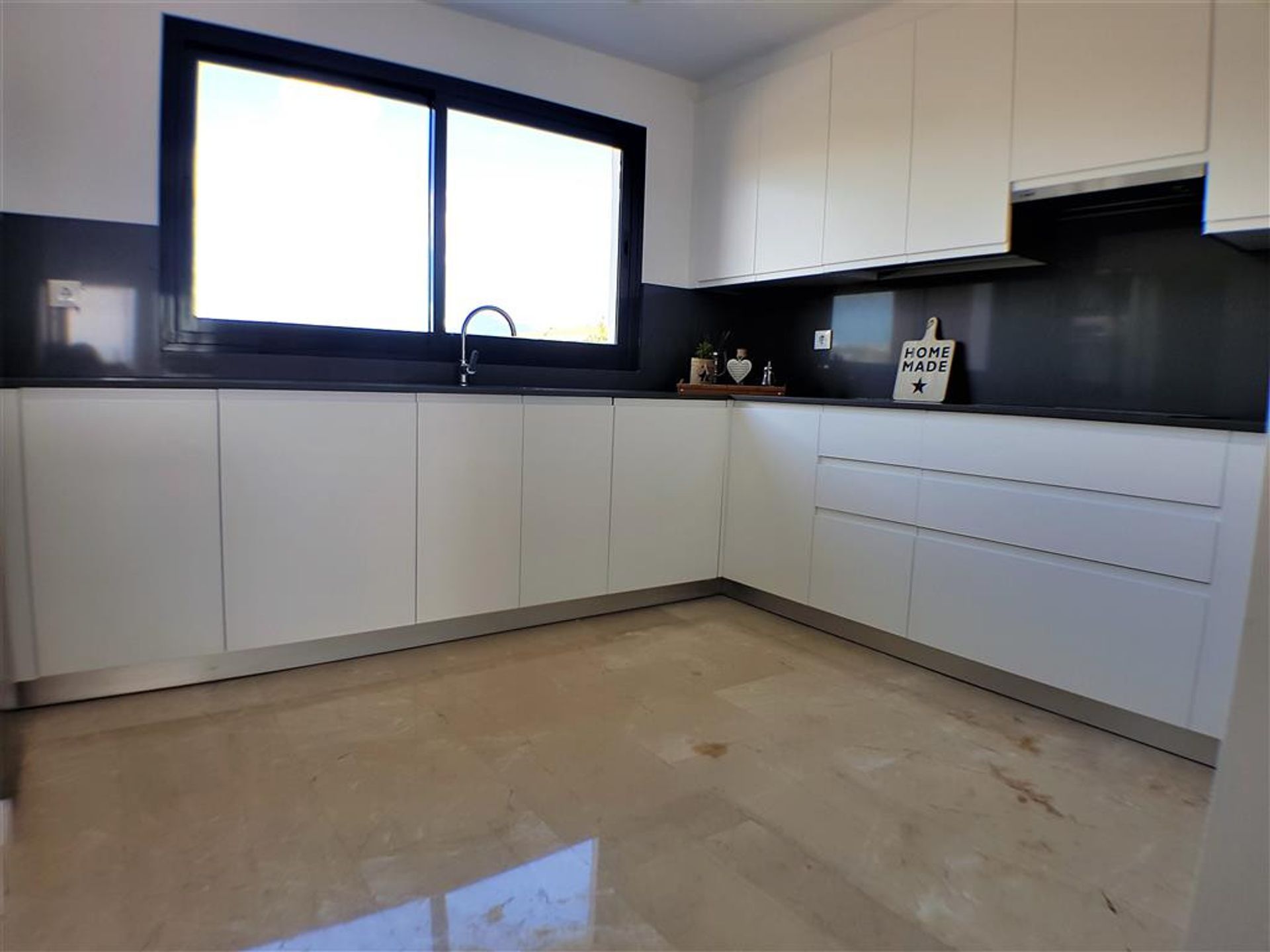 Condominium dans San Luis de Sabinillas, Andalousie 11526794