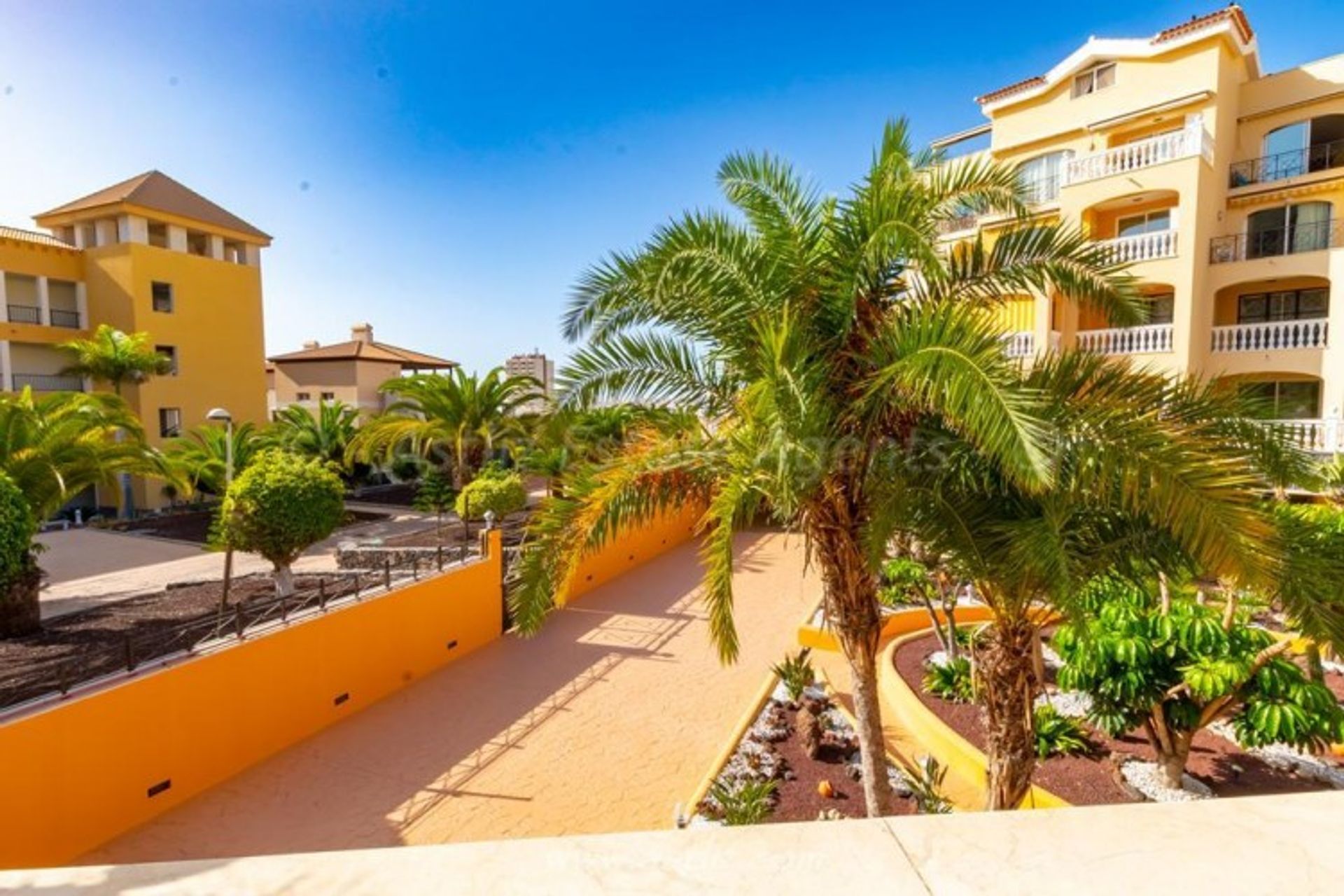 Condominium in Los Cristianos, Canarias 11541282