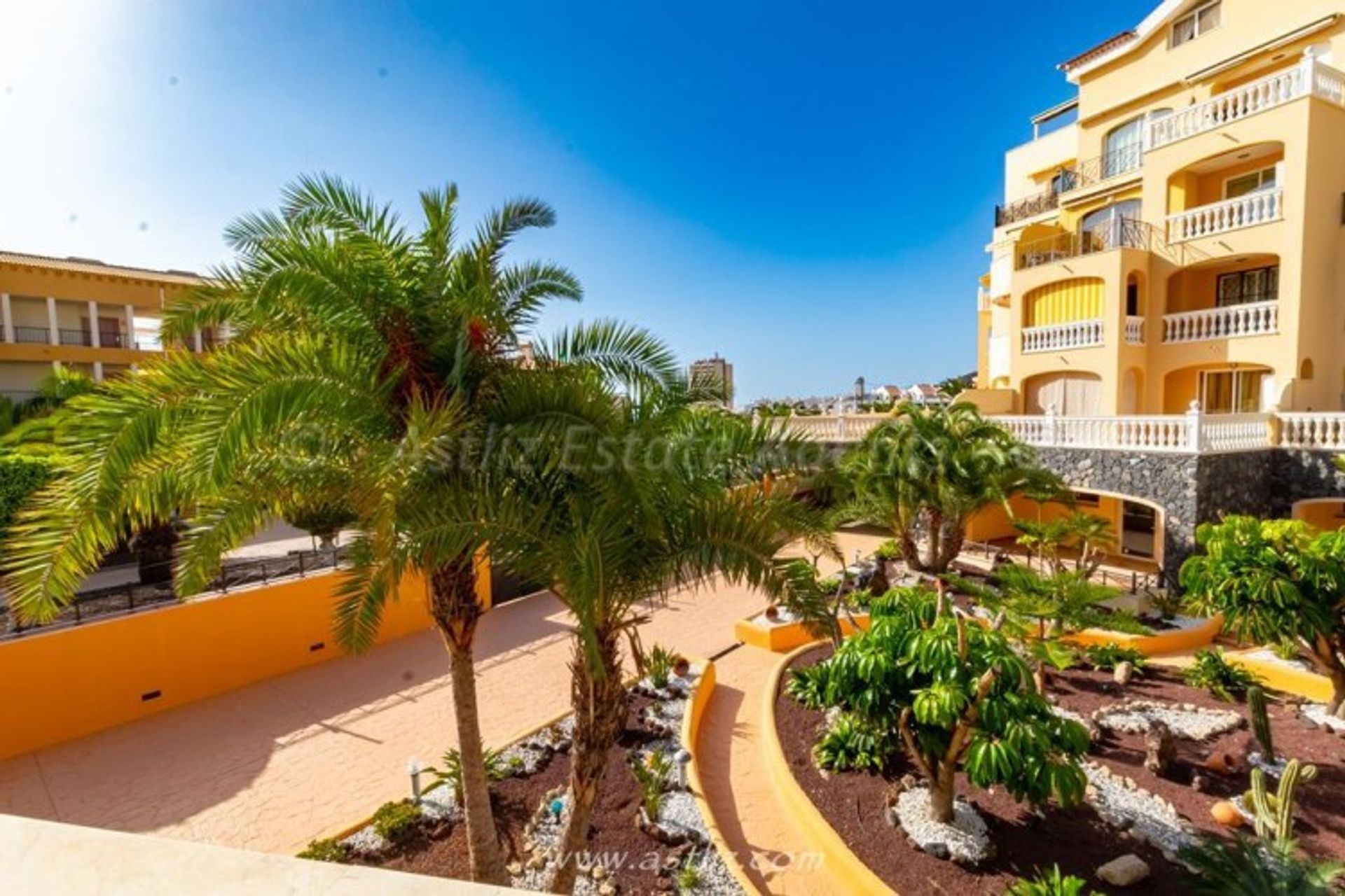 Condominium in Los Cristianos, Canarias 11541282