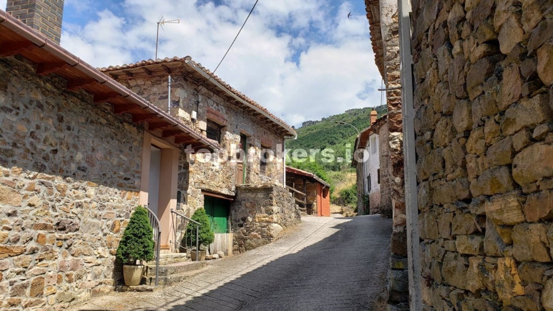 σπίτι σε Los Barrios de Luna, Castilla y León 11542240