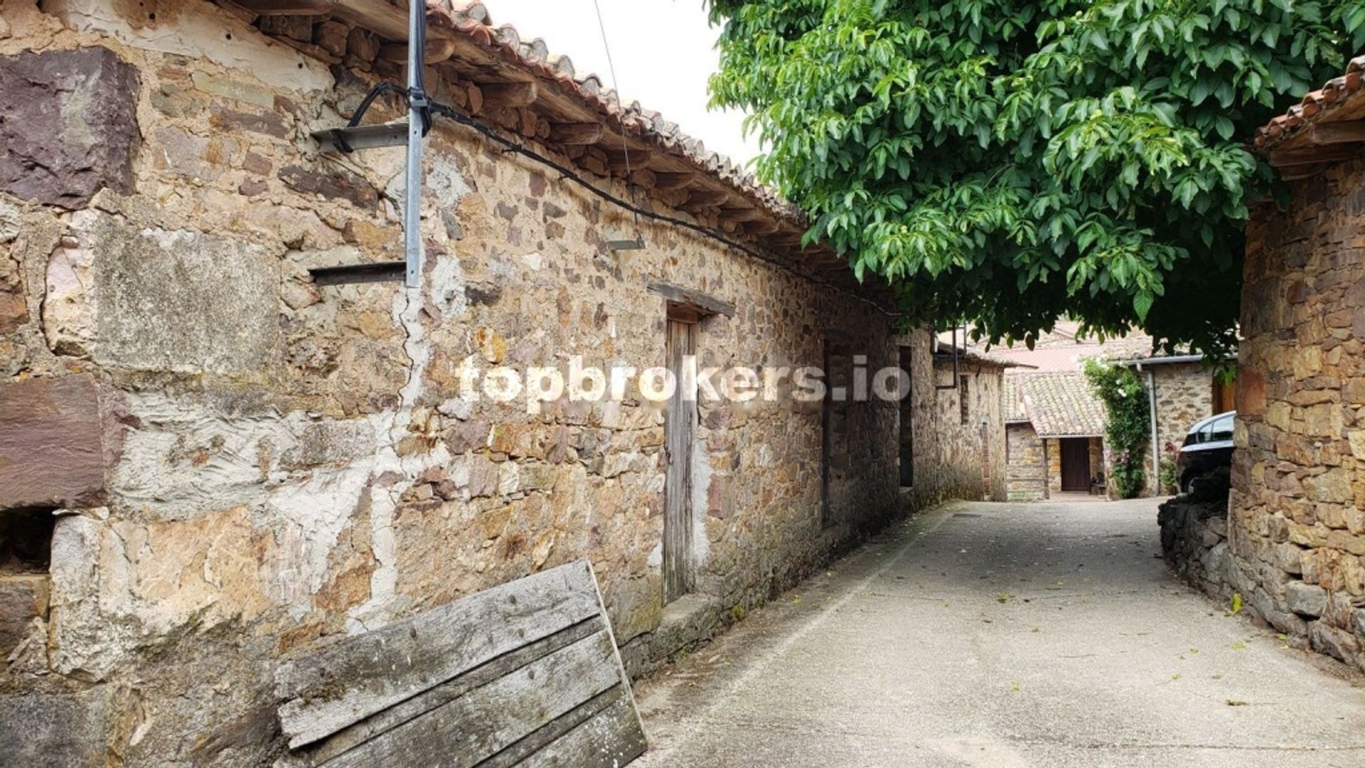 House in Los Barrios de Luna, Castilla y León 11542240