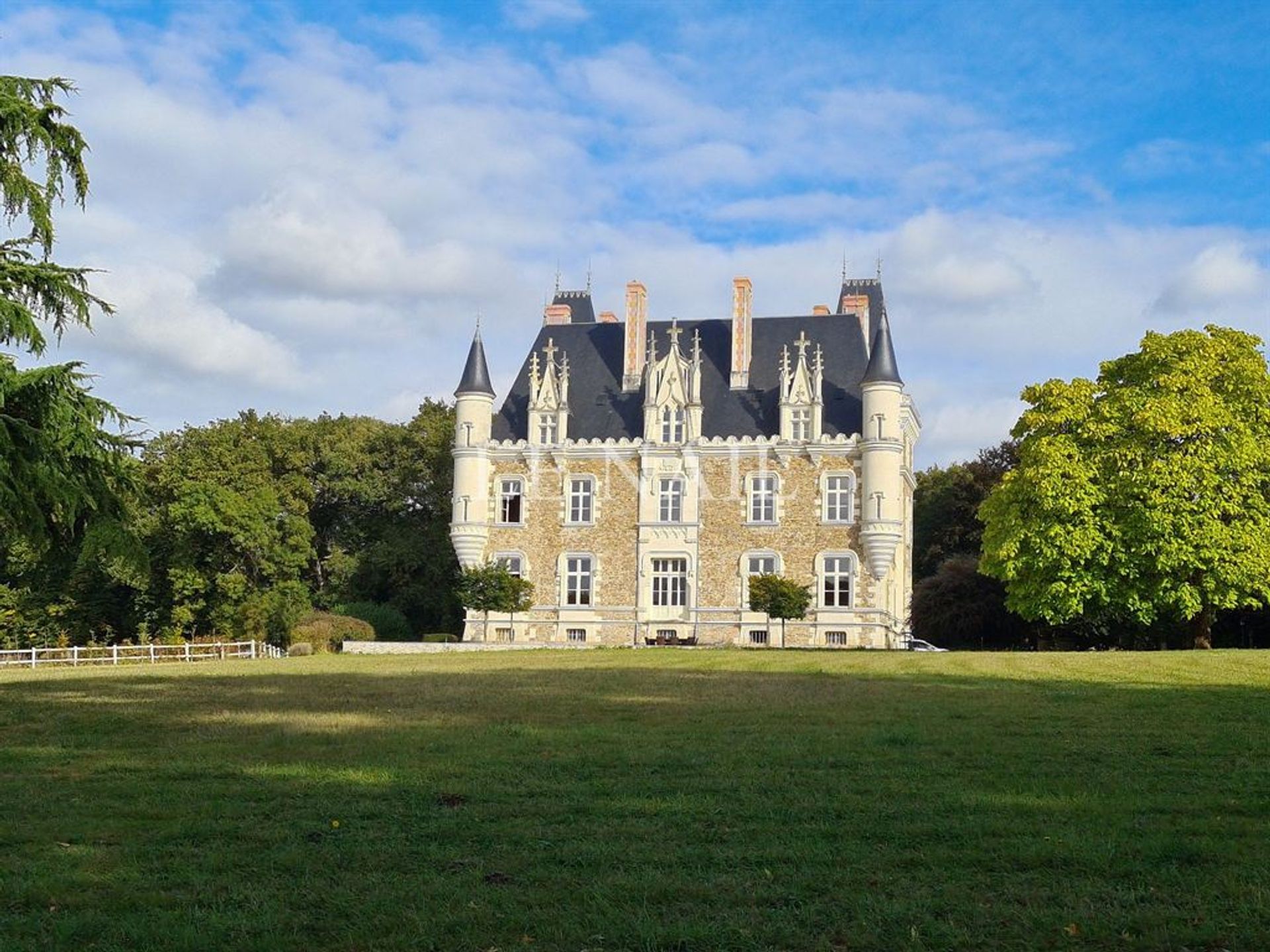 σπίτι σε Chateau-Gontier, Pays de la Loire 11549501