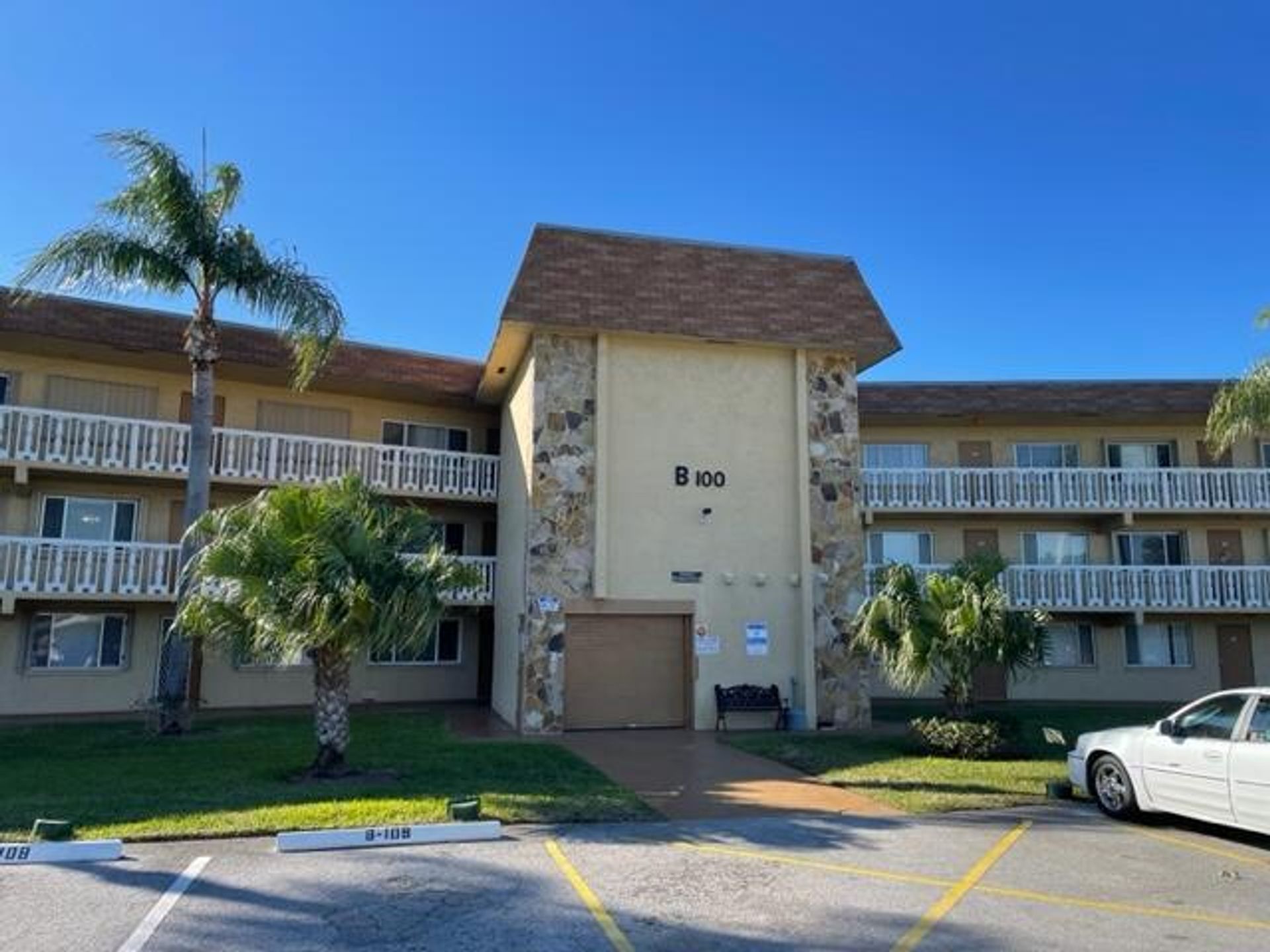 Condominium in Acacia Villas, Florida 11621312