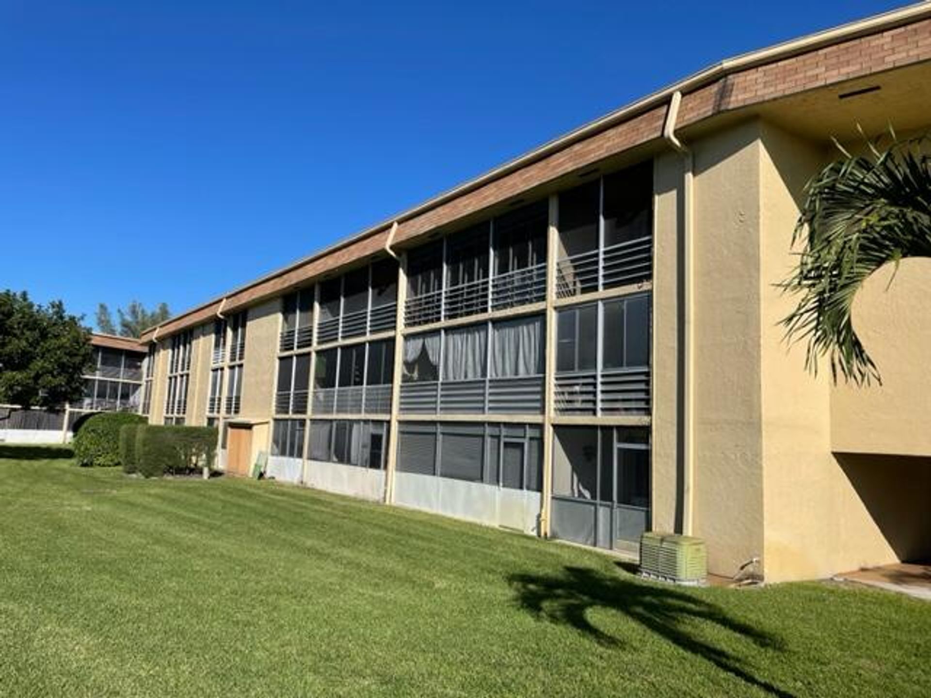 Condominium in Acacia Villas, Florida 11621312