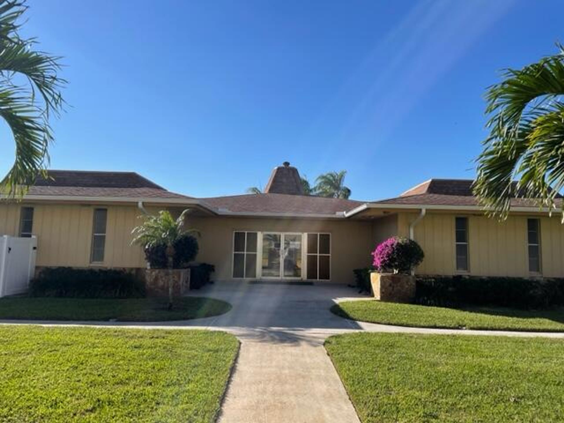 Condominium in Acacia Villas, Florida 11621312