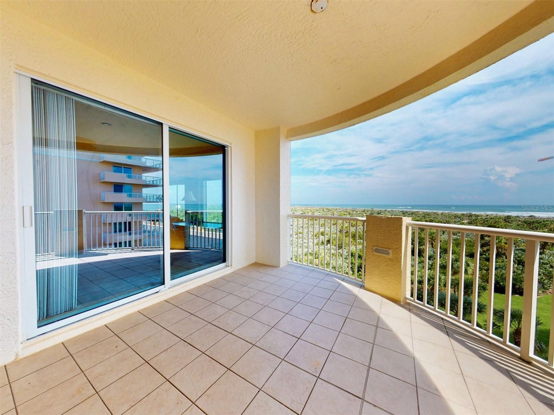 Condominium in New Smyrna Beach, Florida 11621554