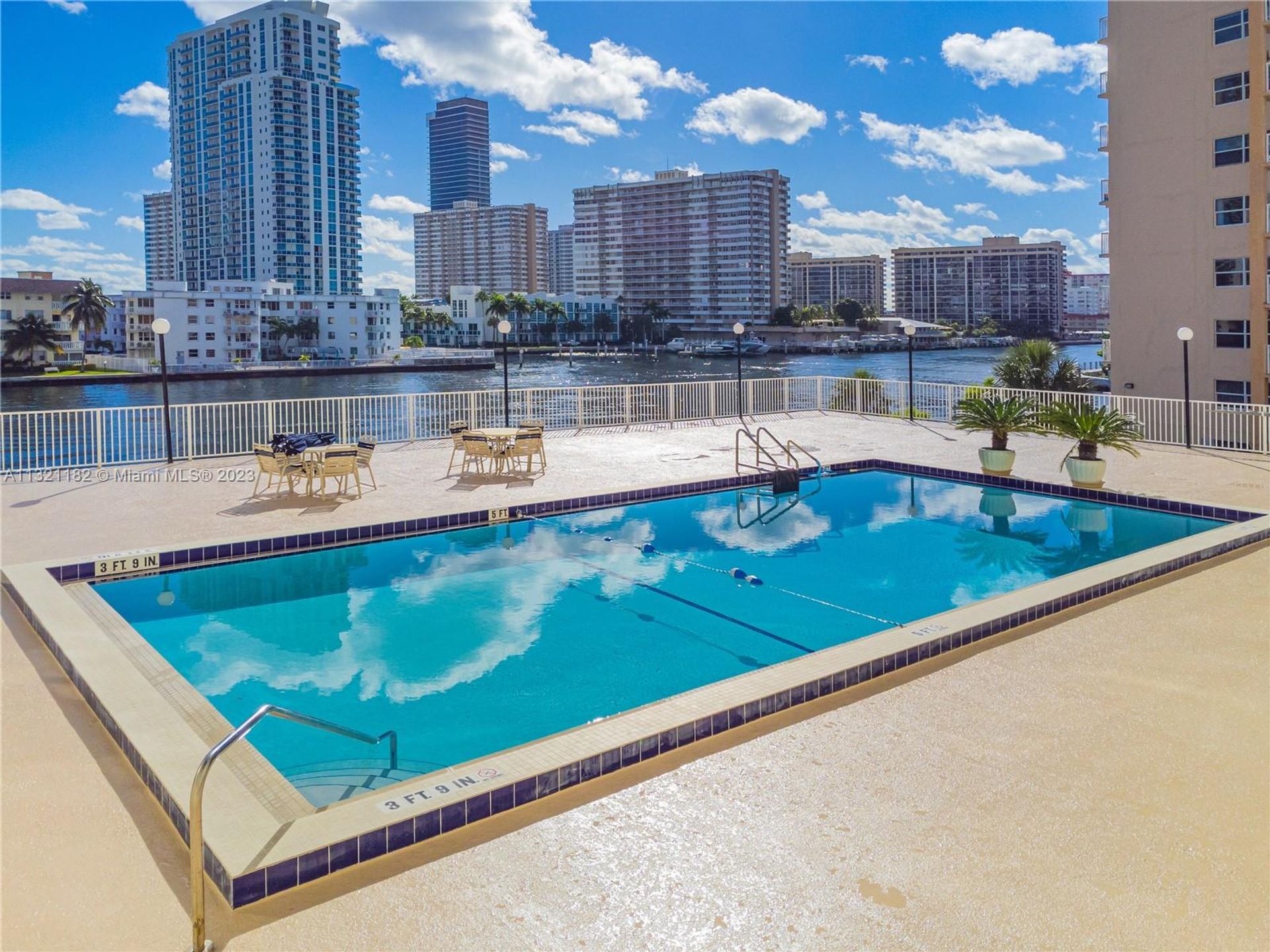 Résidentiel dans Hallandale Beach, Florida 11621697