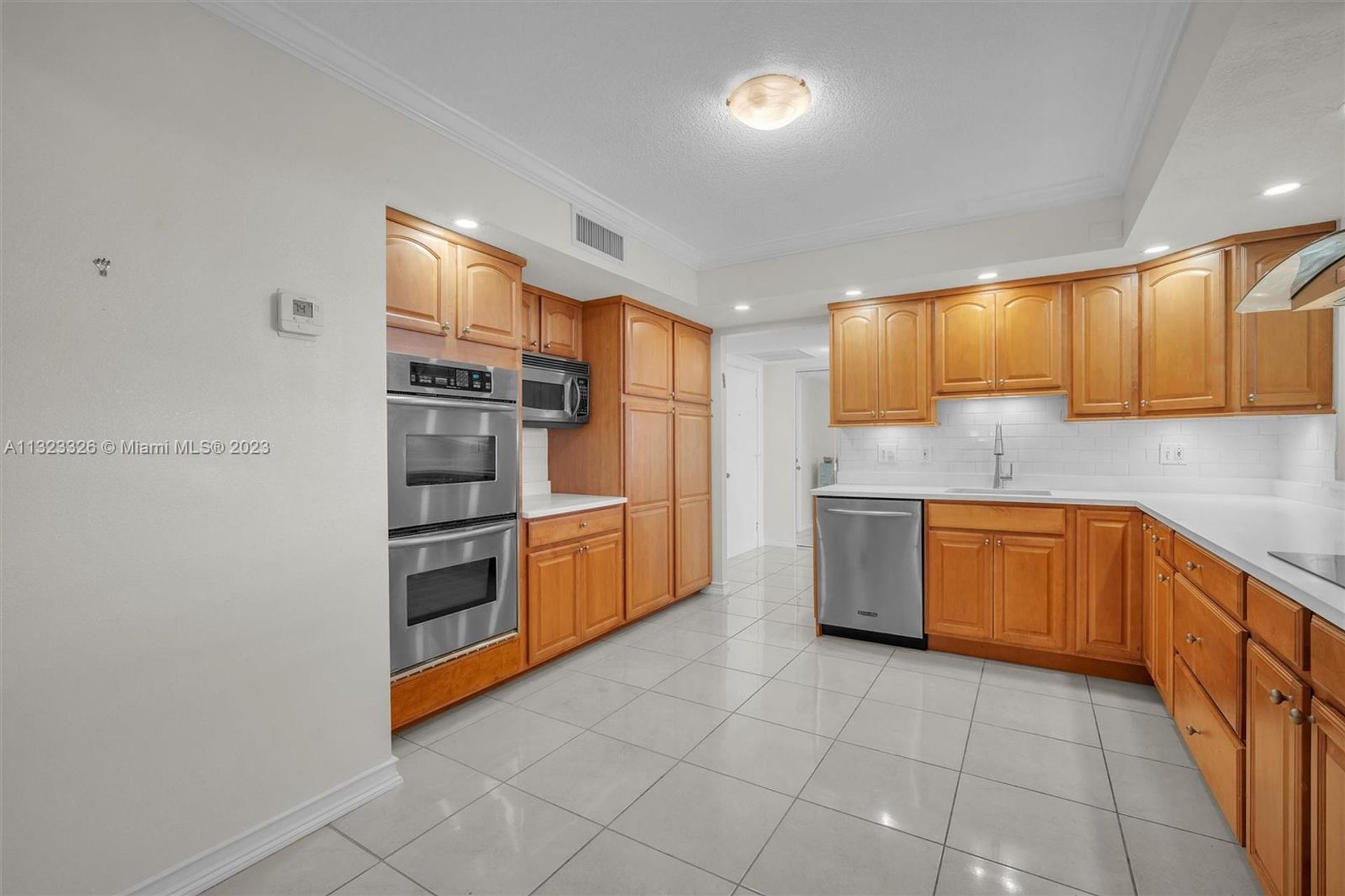 Condominium in Hollywood, Florida 11621833