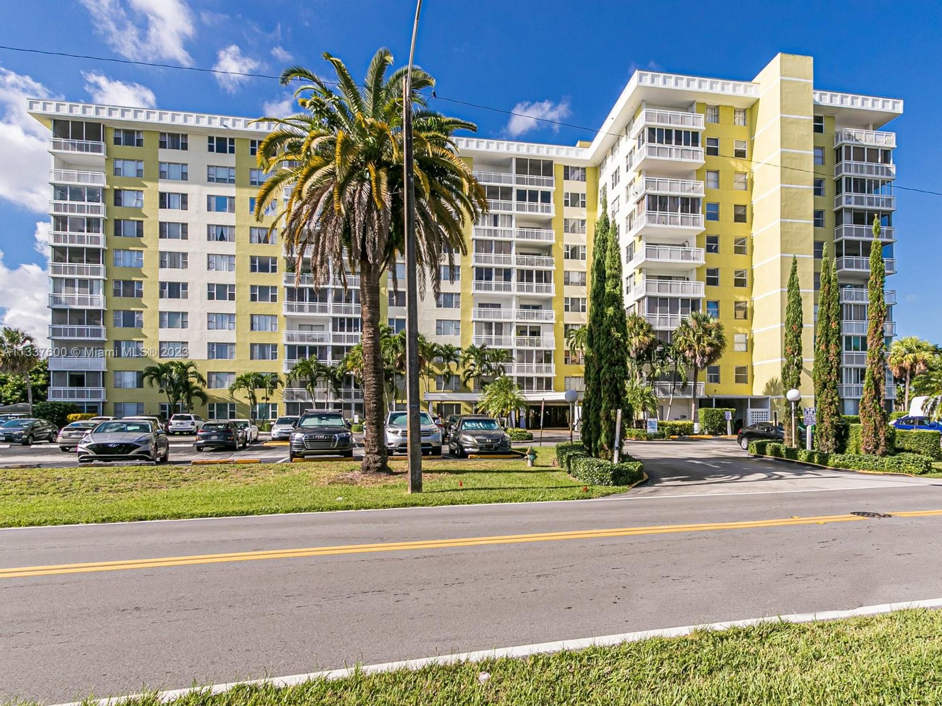 Condominium in Hollywood, Florida 11622060