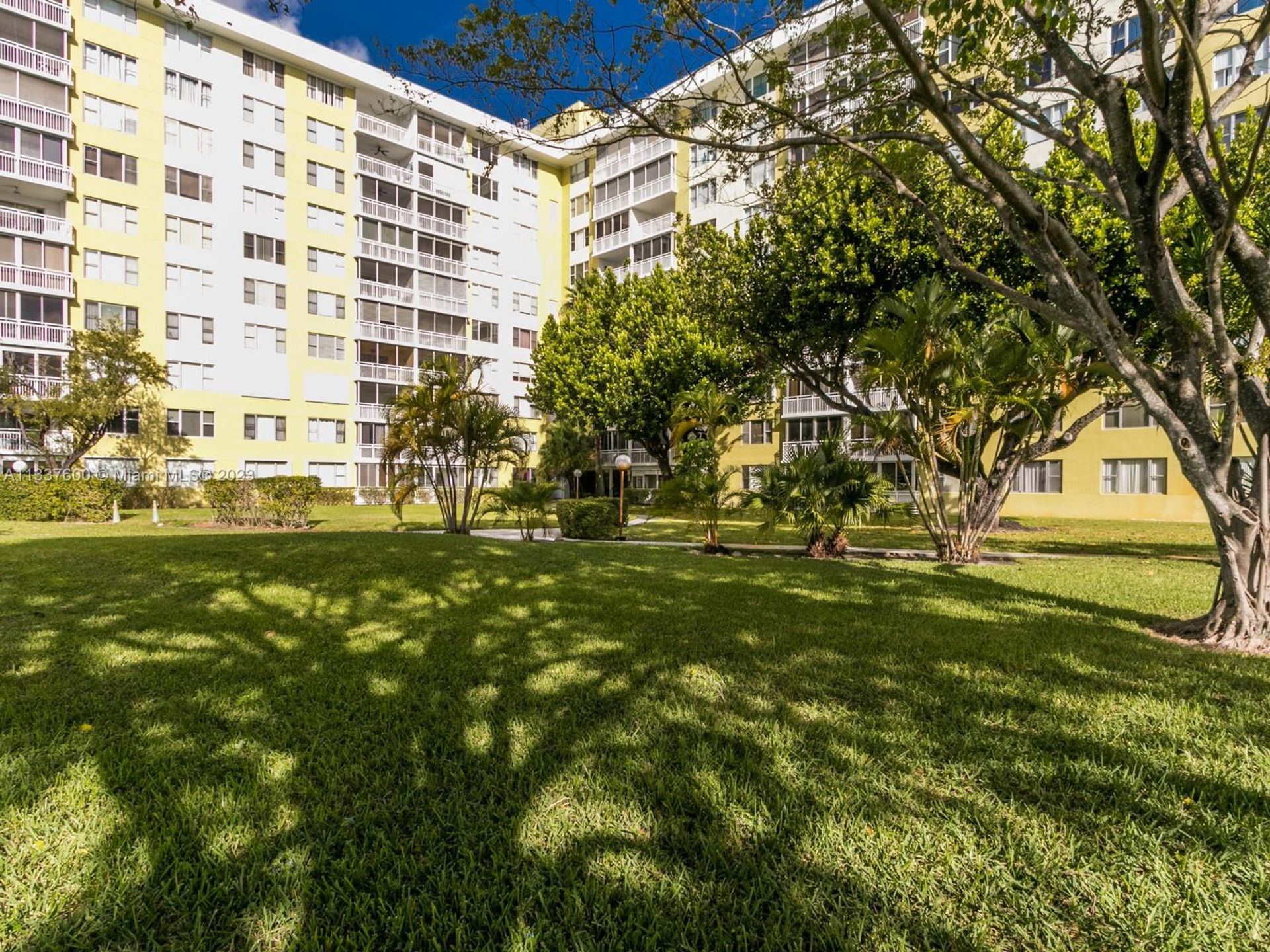 Condominium in Hollywood, Florida 11622060