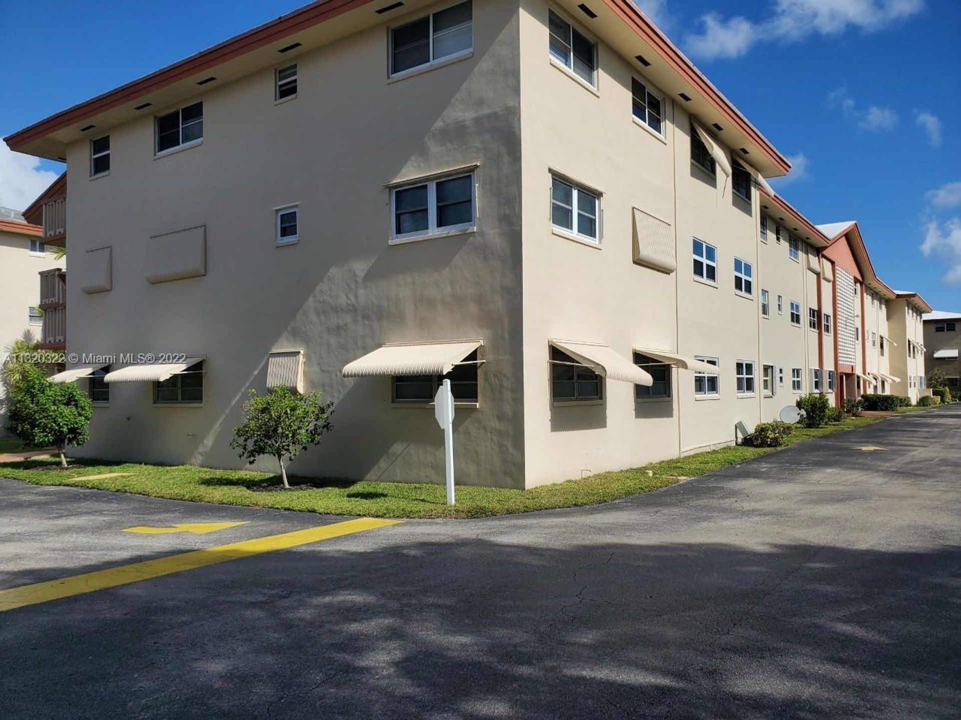 Condominium in Hollywood, Florida 11622125