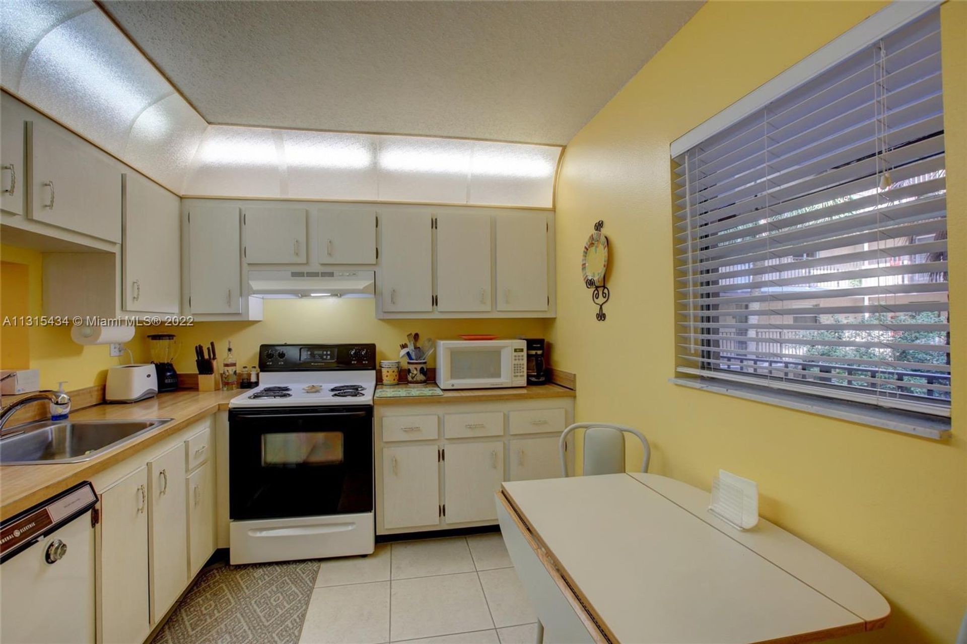 Condominium in Lauderdale Lakes, Florida 11622168