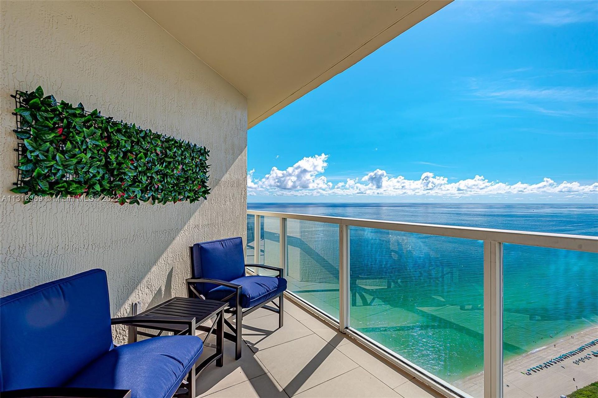 קוֹנדוֹמִינִיוֹן ב Sunny Isles Beach, Florida 11622190