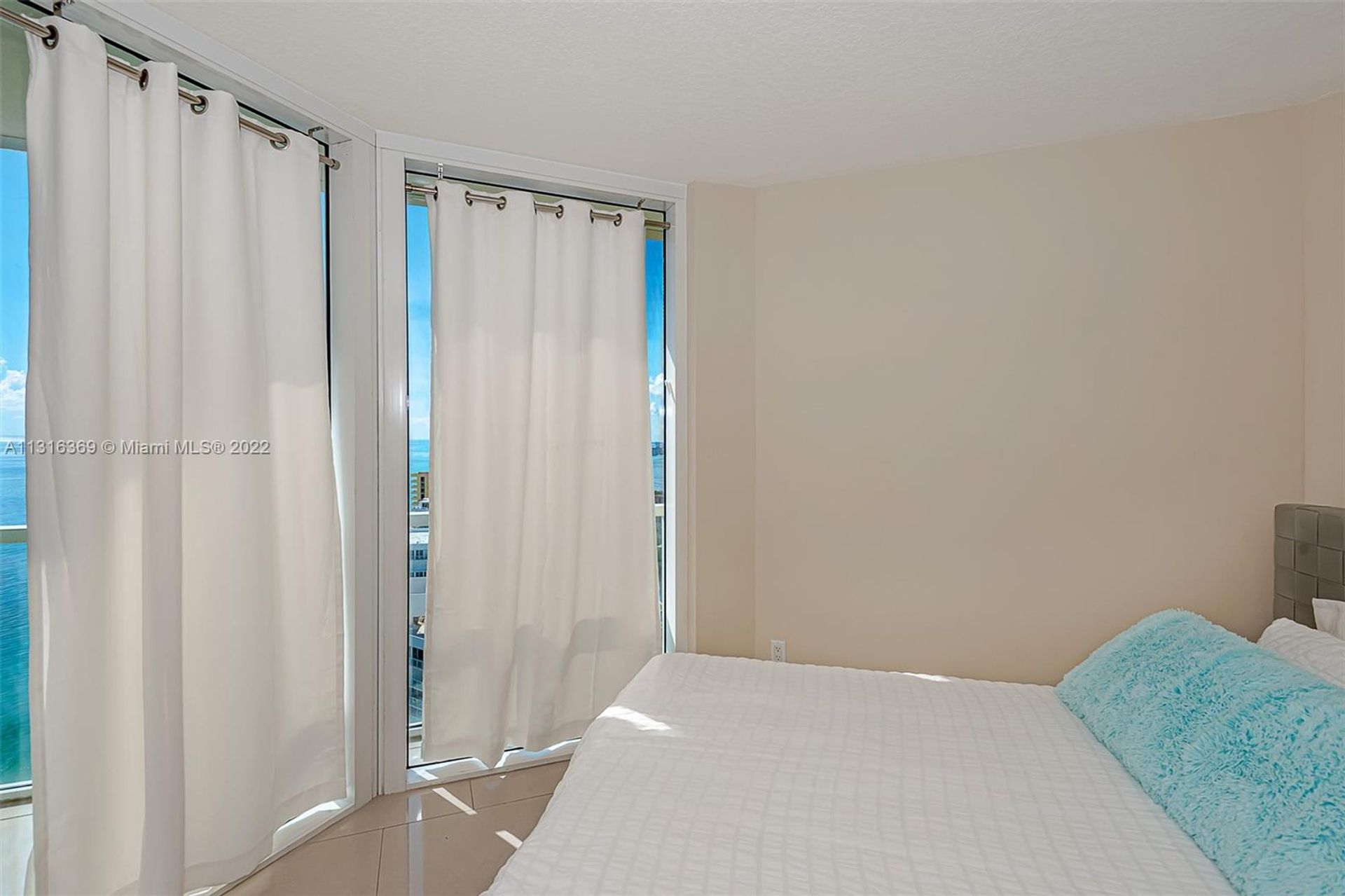 קוֹנדוֹמִינִיוֹן ב Sunny Isles Beach, Florida 11622190