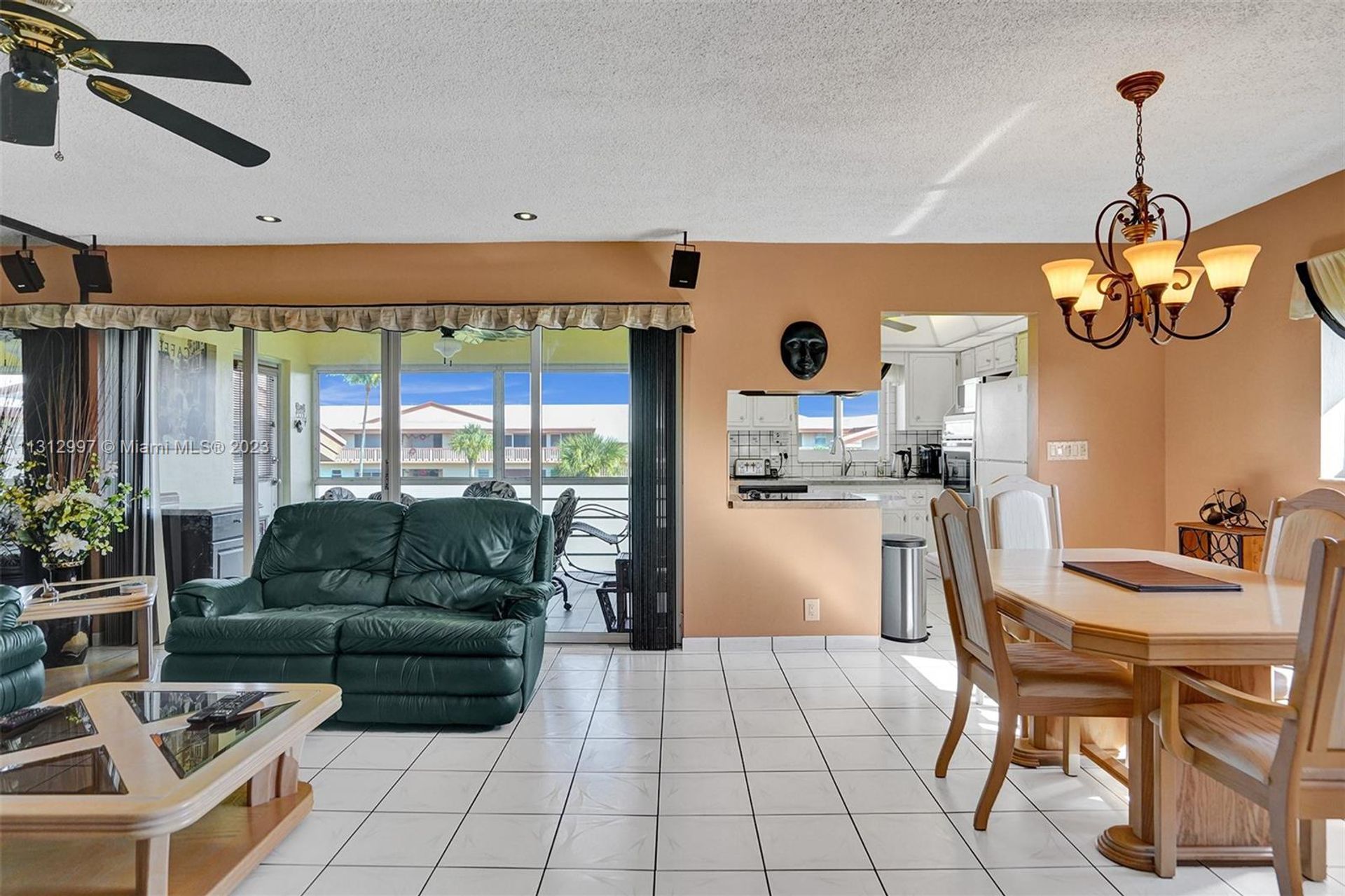 Condominium in Hollywood, Florida 11622252