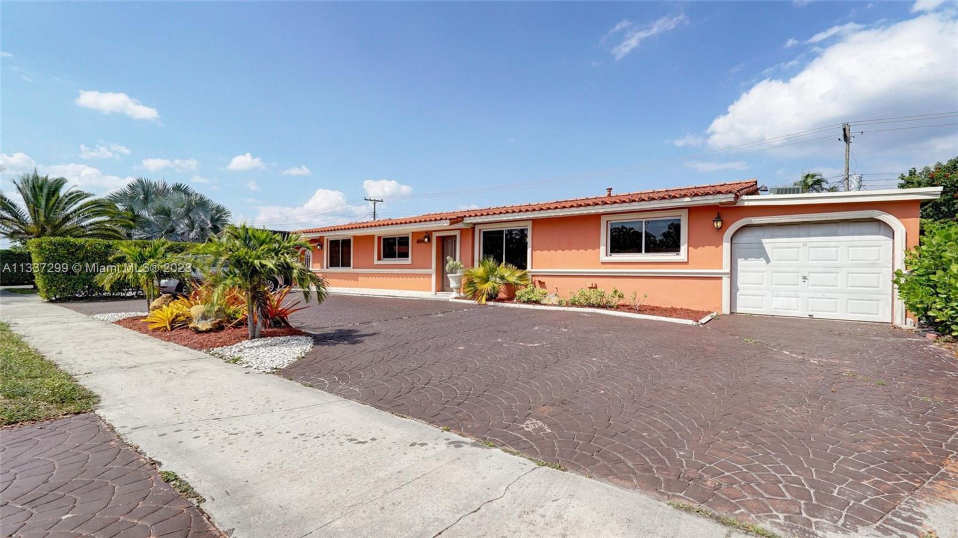 House in Hialeah, Florida 11622289