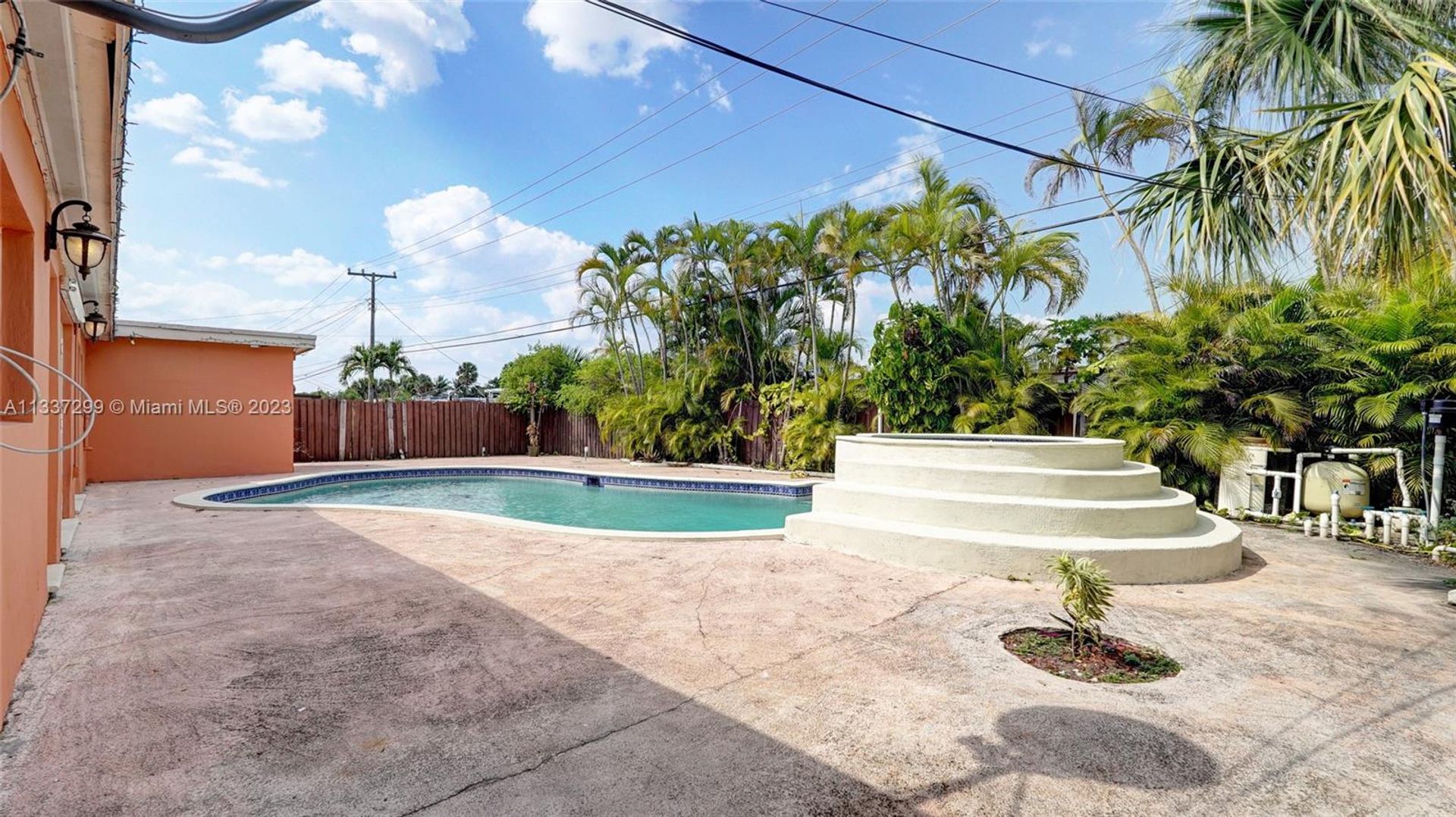 House in Hialeah, Florida 11622289