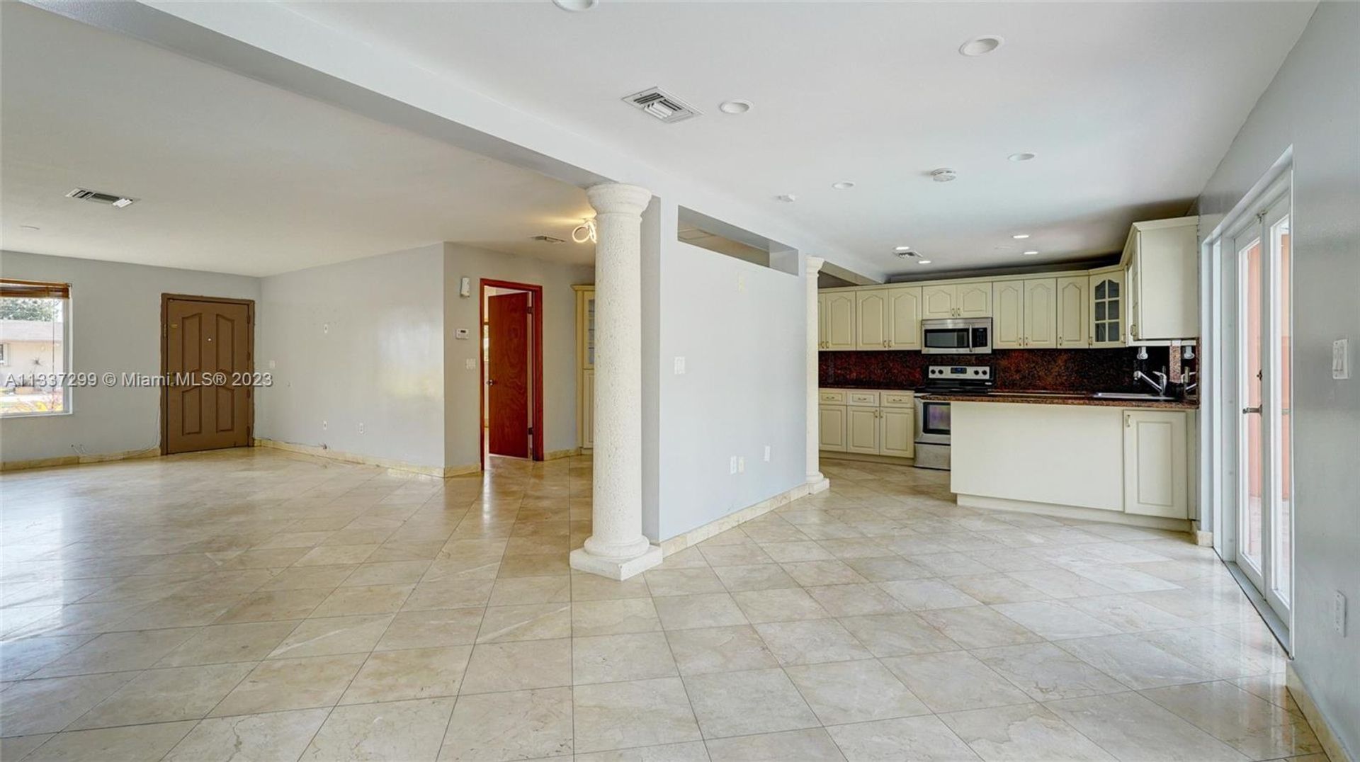 House in Hialeah, Florida 11622289