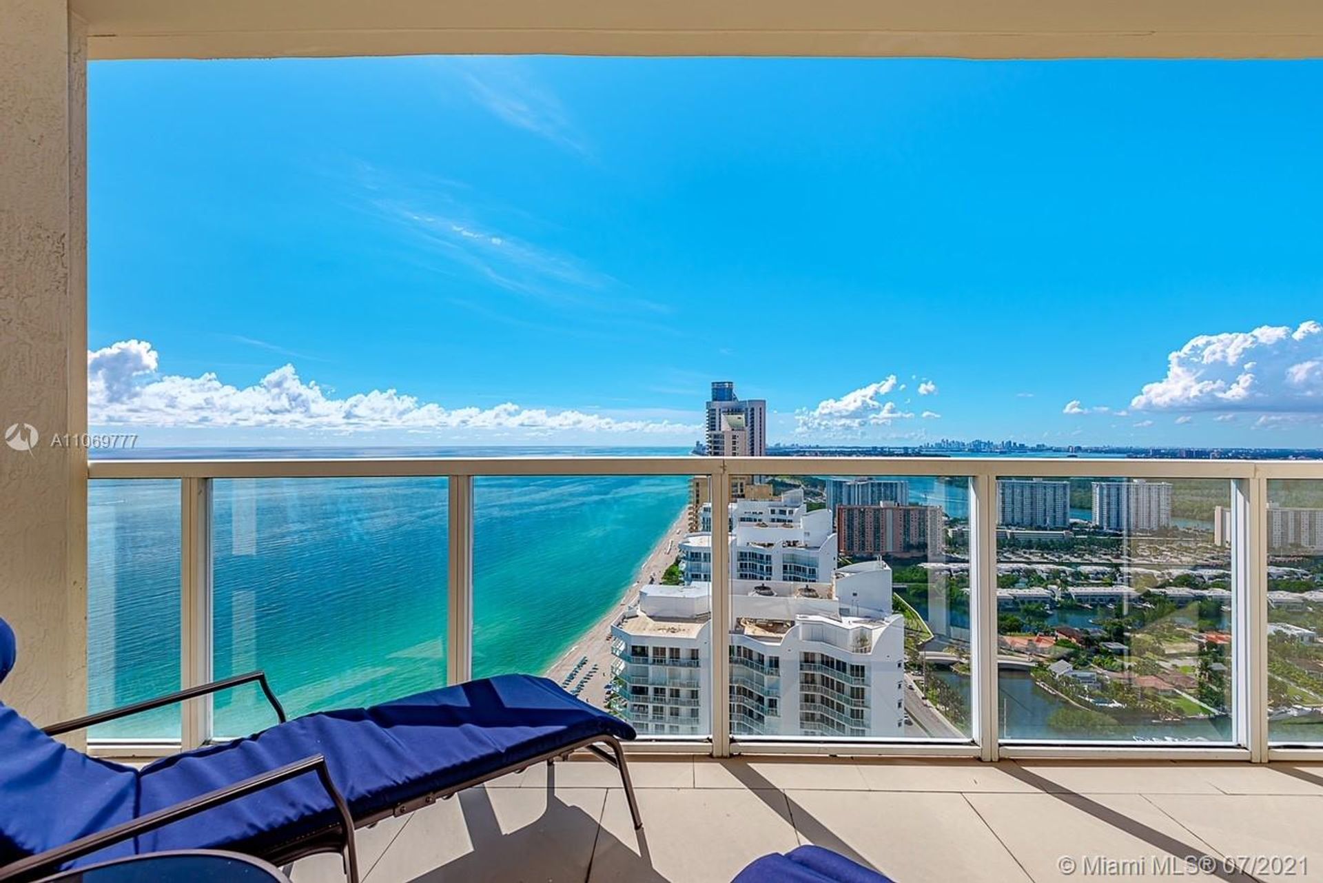 rumah dalam Pantai Sunny Isles, Florida 11622323