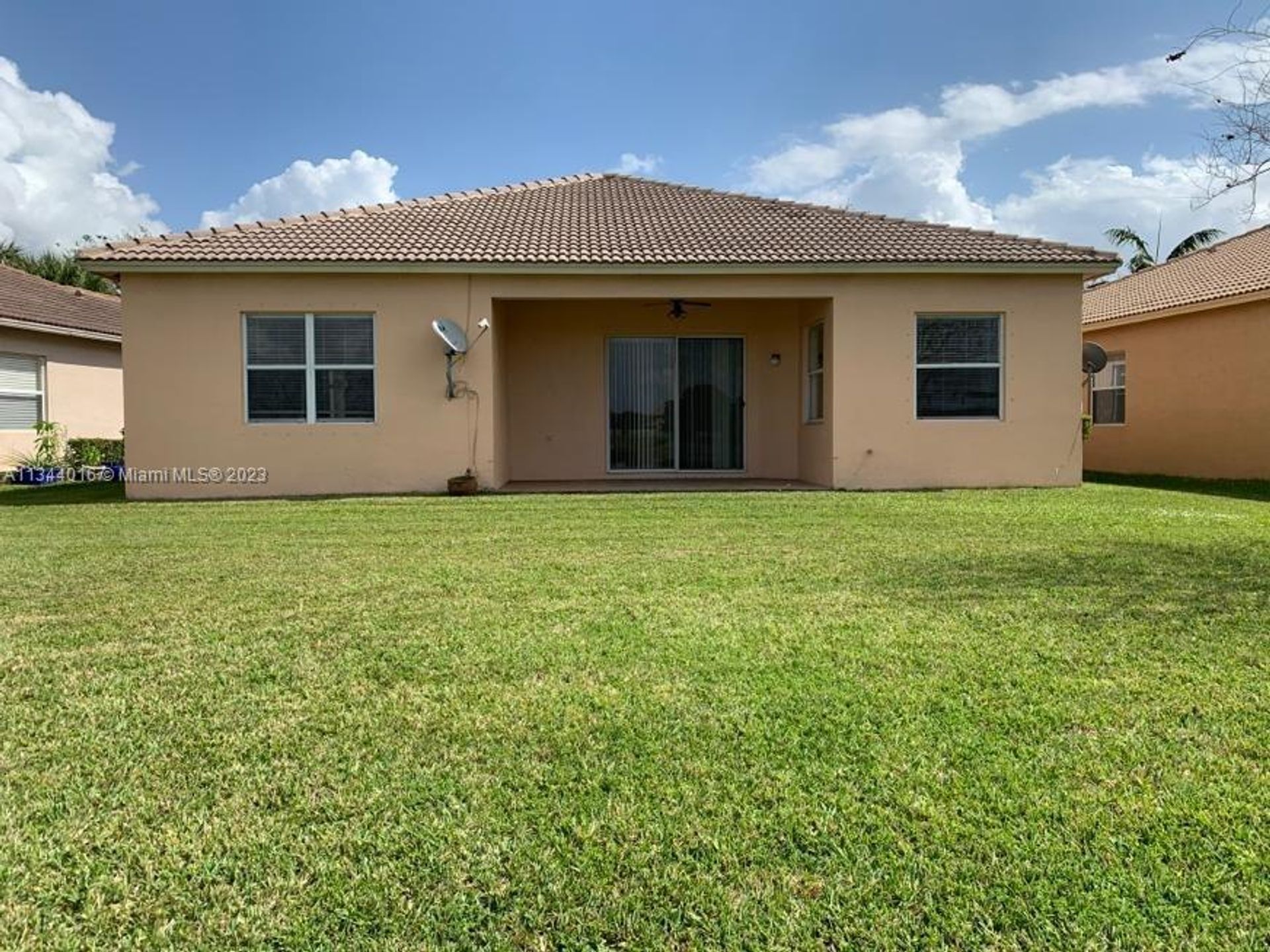 Rumah di Weston, Florida 11622350