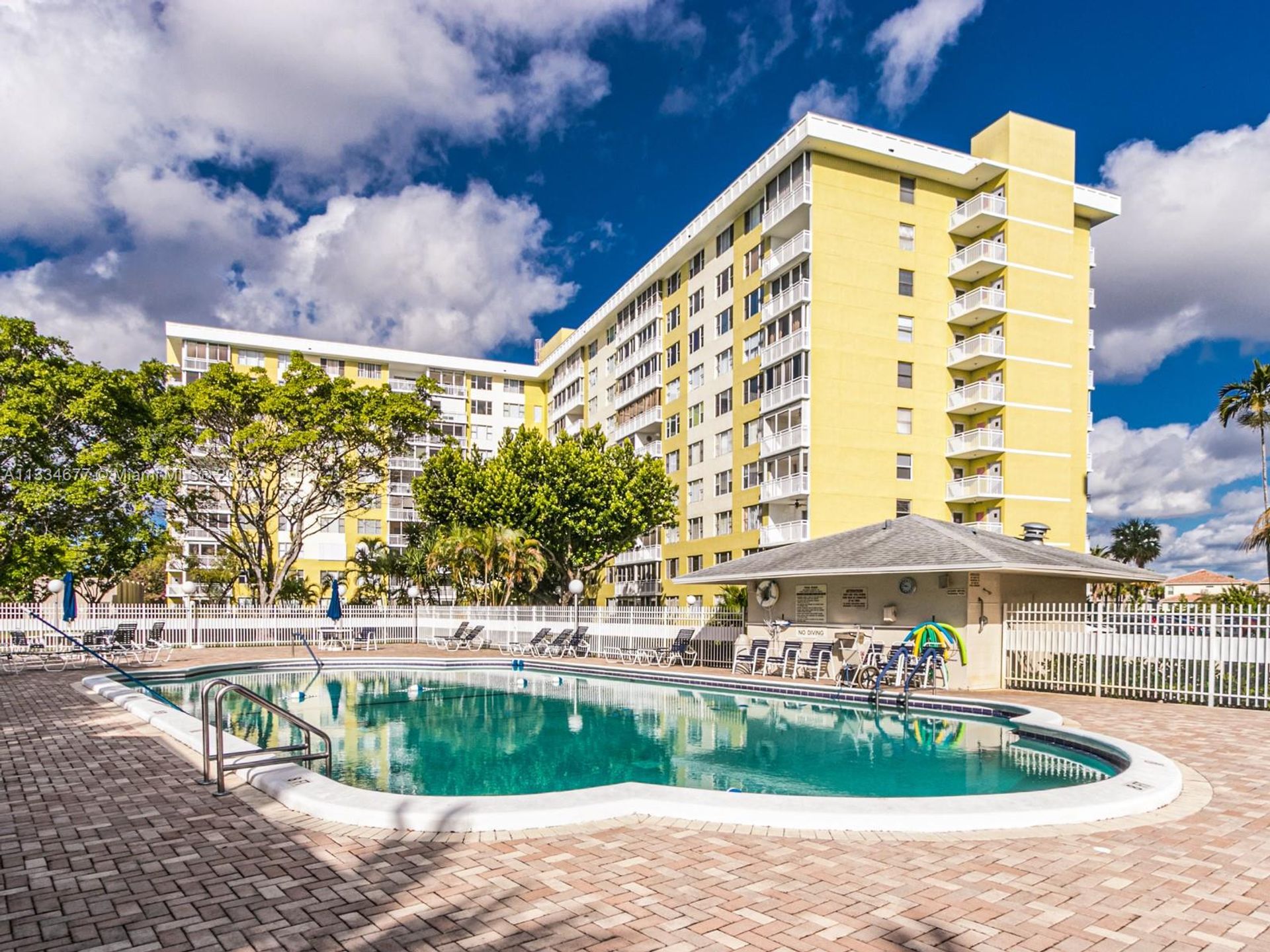 Condominium in Hollywood, Florida 11622433