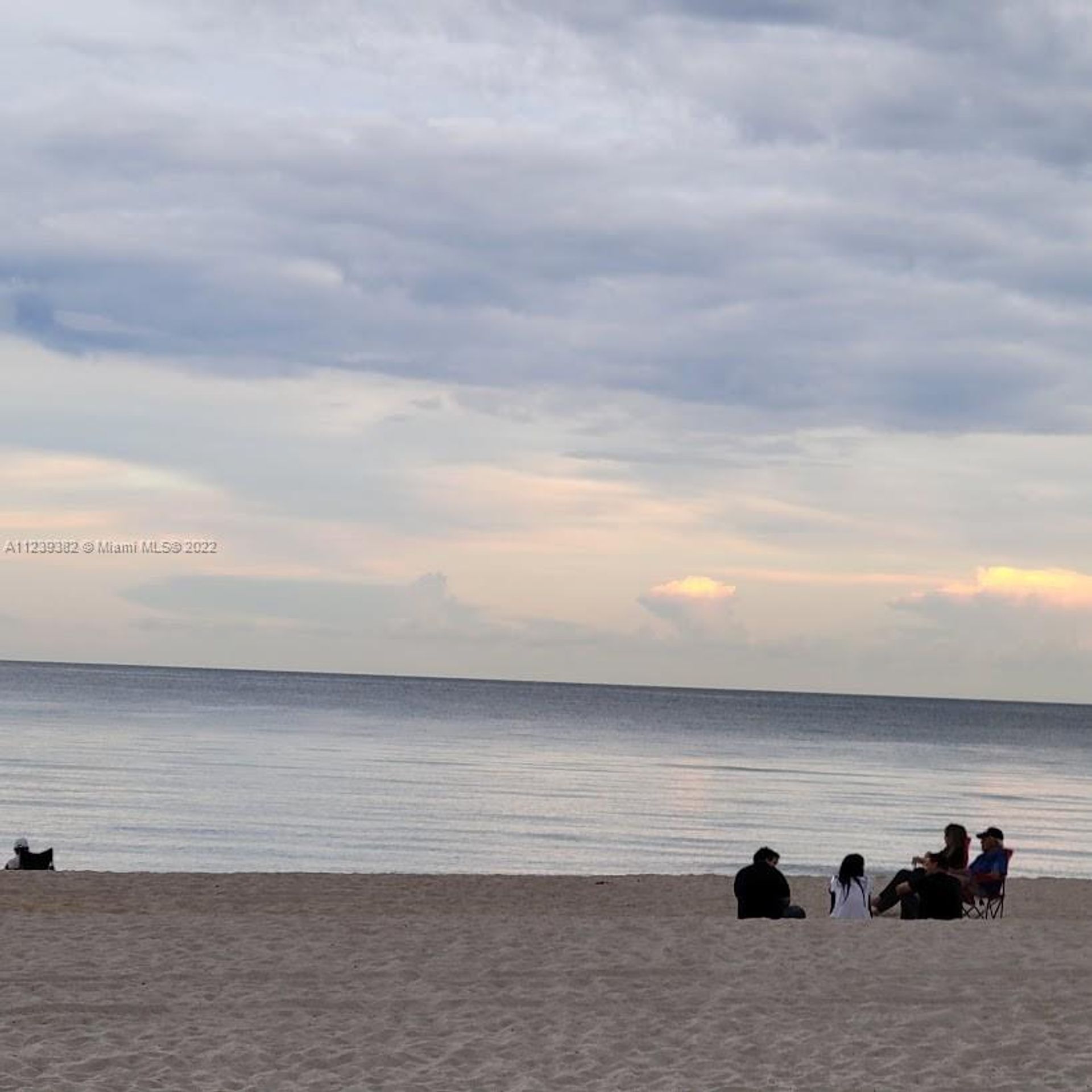 Κατοικητικός σε Surfside, Florida 11622561