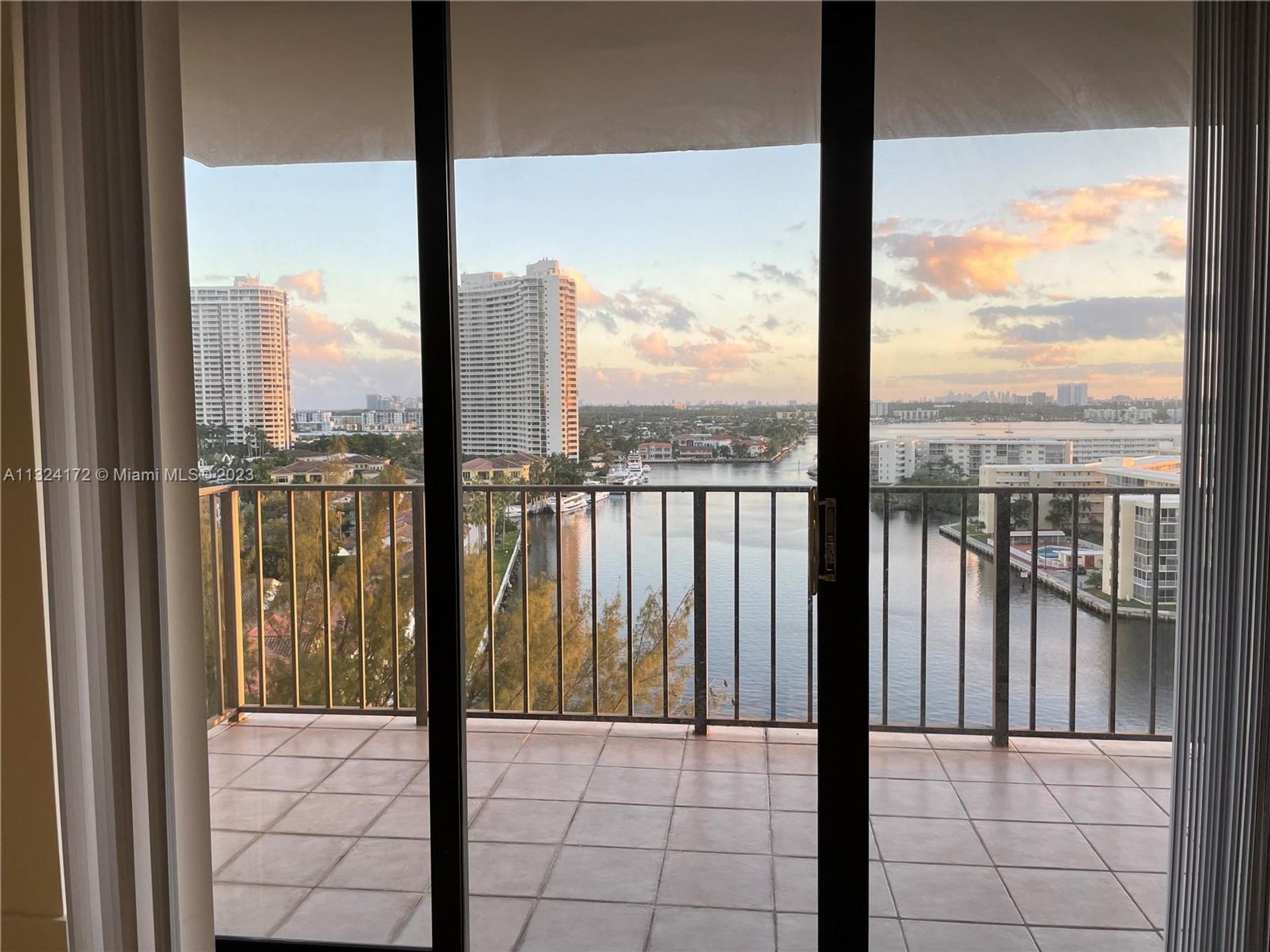 Huis in Aventura, Florida 11622649