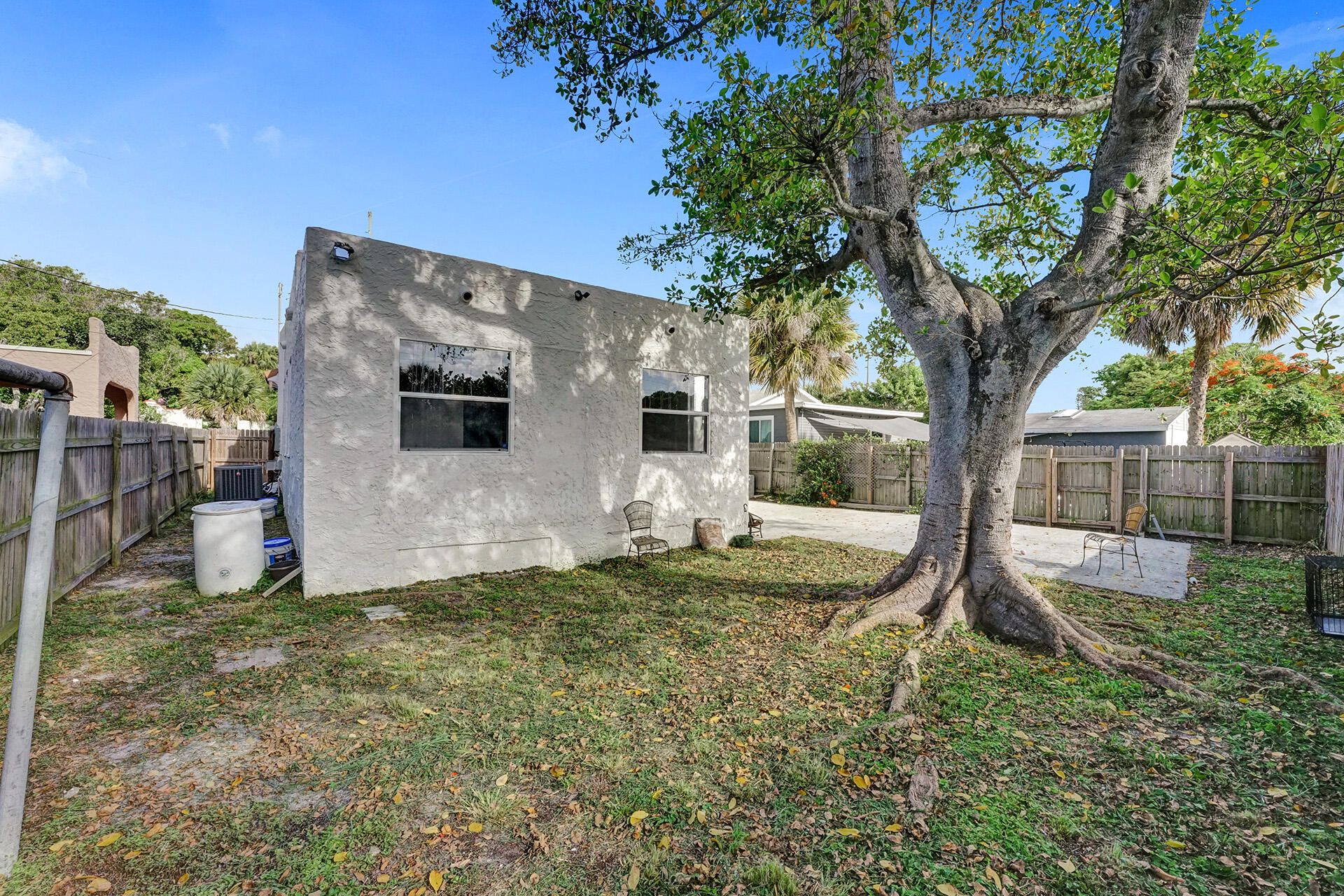 House in Mangonia Park, Florida 11625772