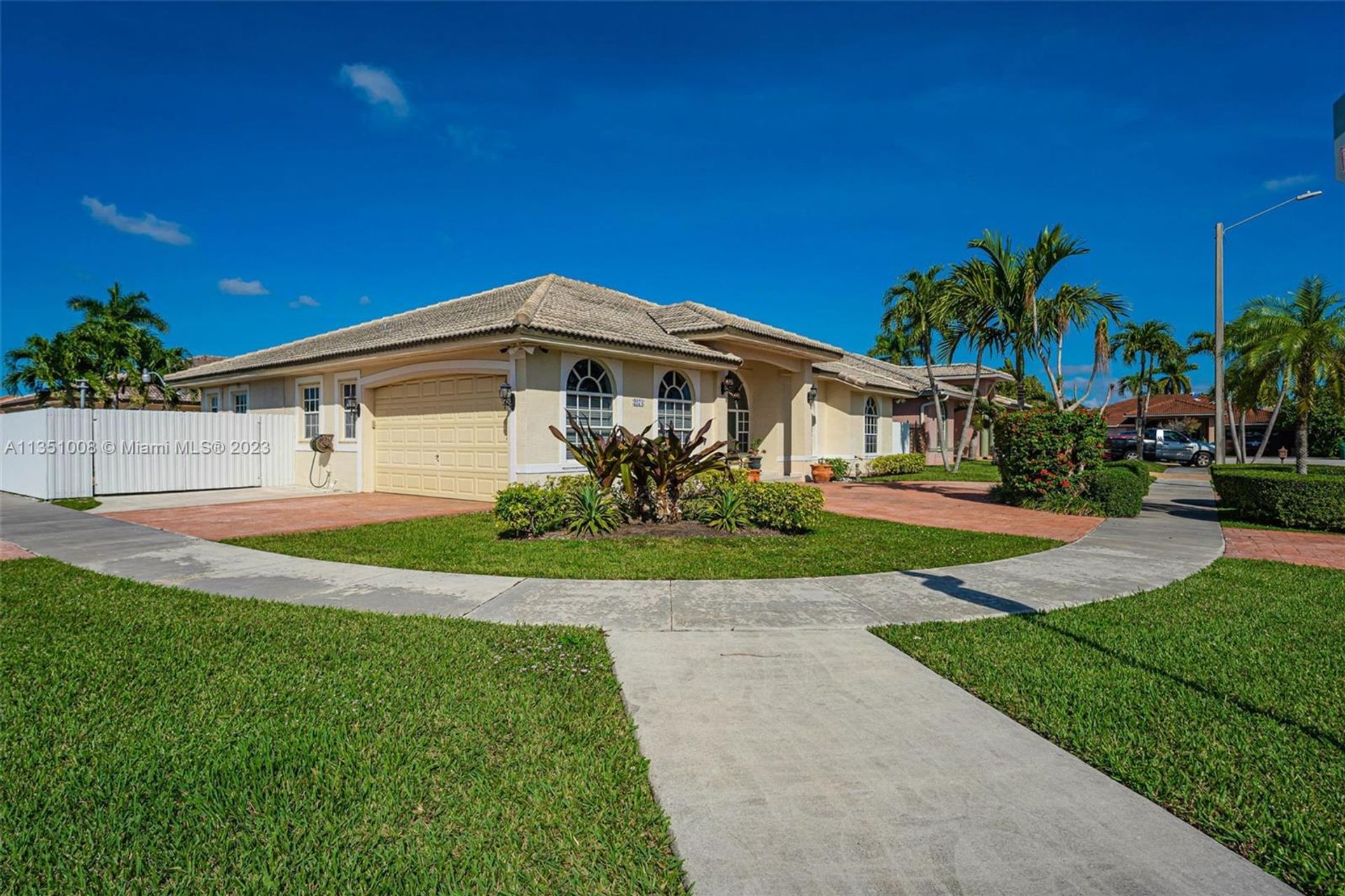 House in Tamiami, Florida 11627168