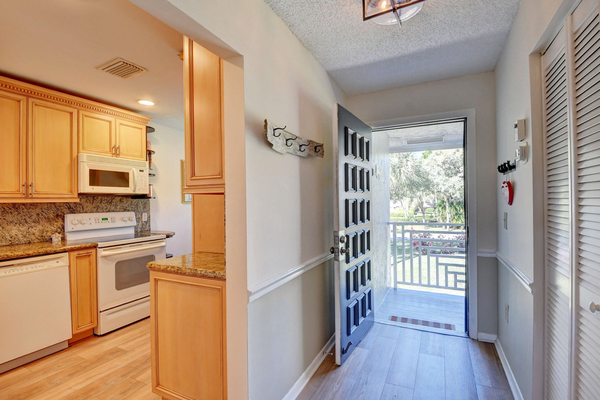 Condominium in Golf, Florida 11635008