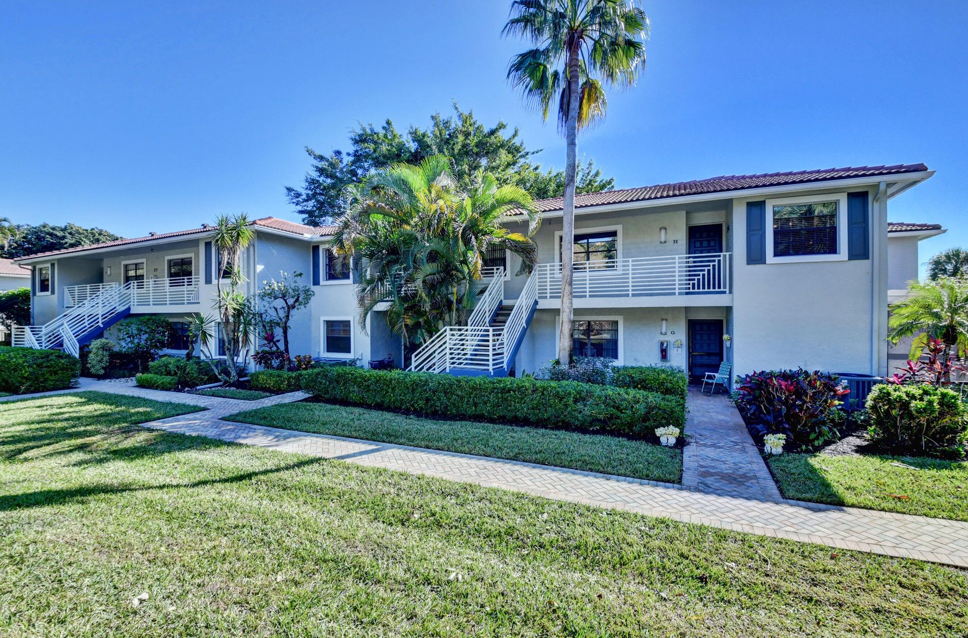 Condominium in Golf, Florida 11635008