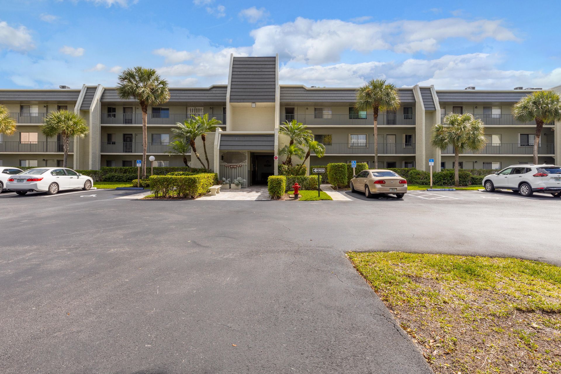 Condominium in Groenacres, Florida 11636414