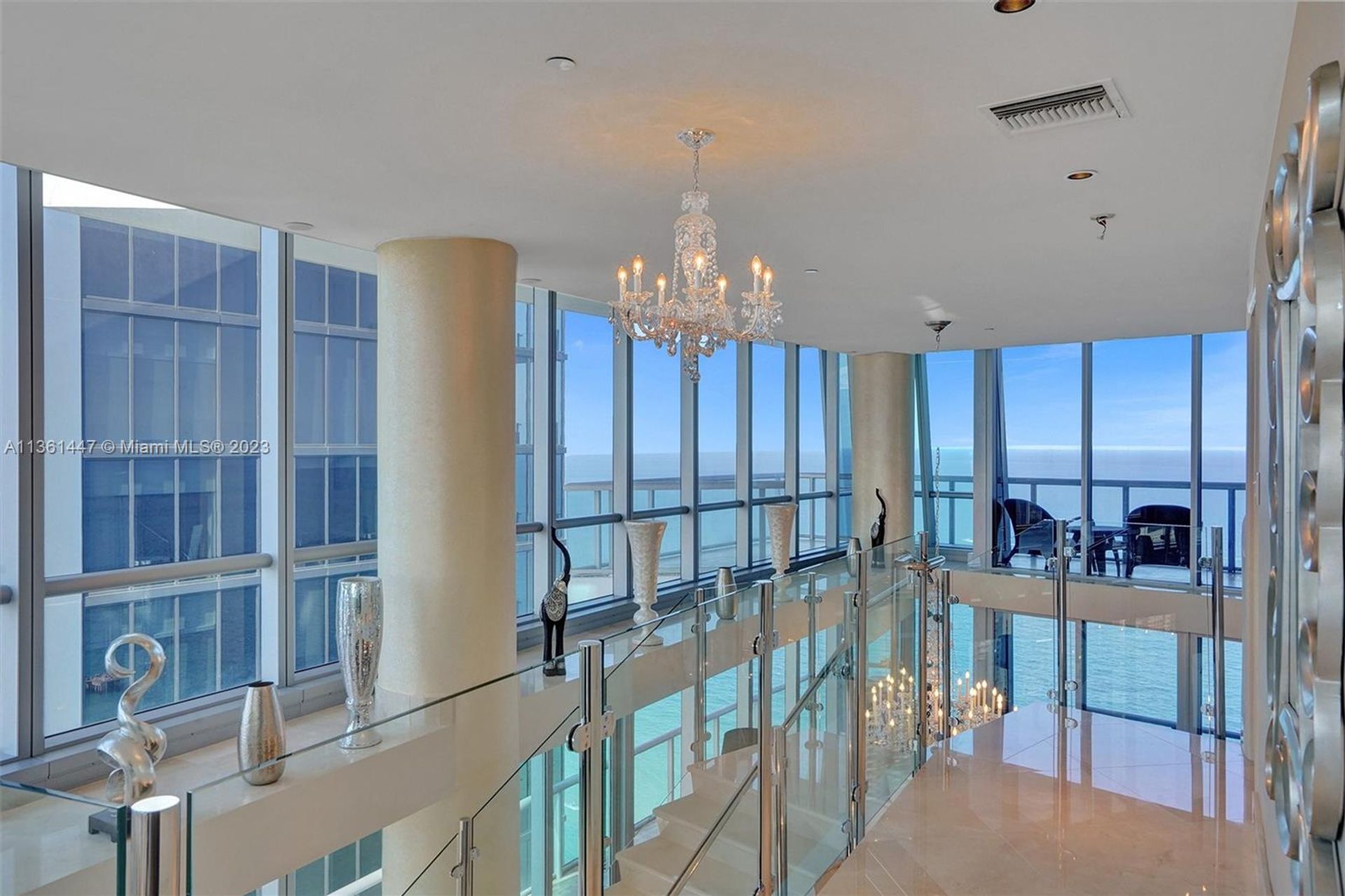 सम्मिलित में Sunny Isles Beach, Florida 11639963