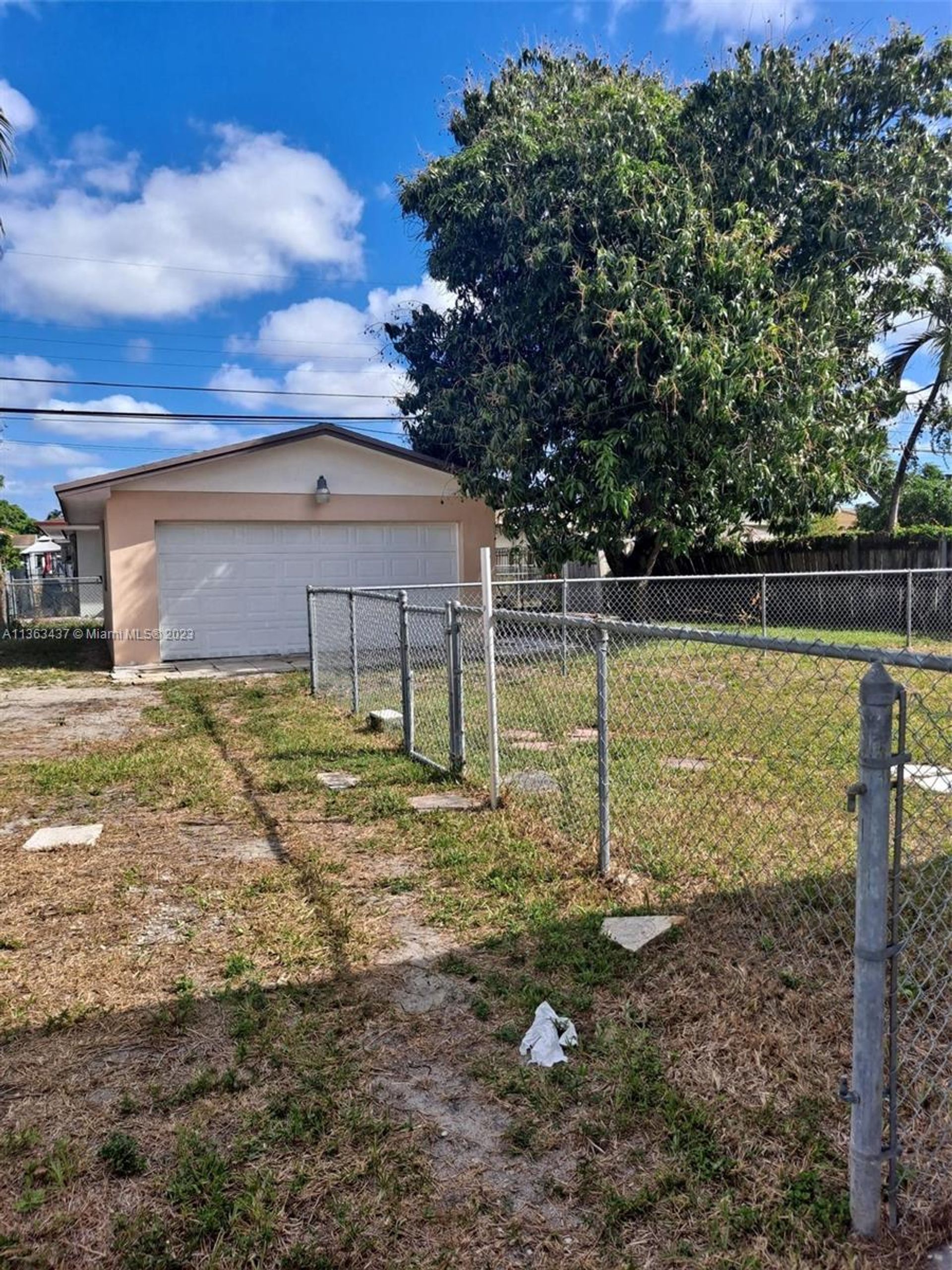 Talo sisään Hialeah, Florida 11641471