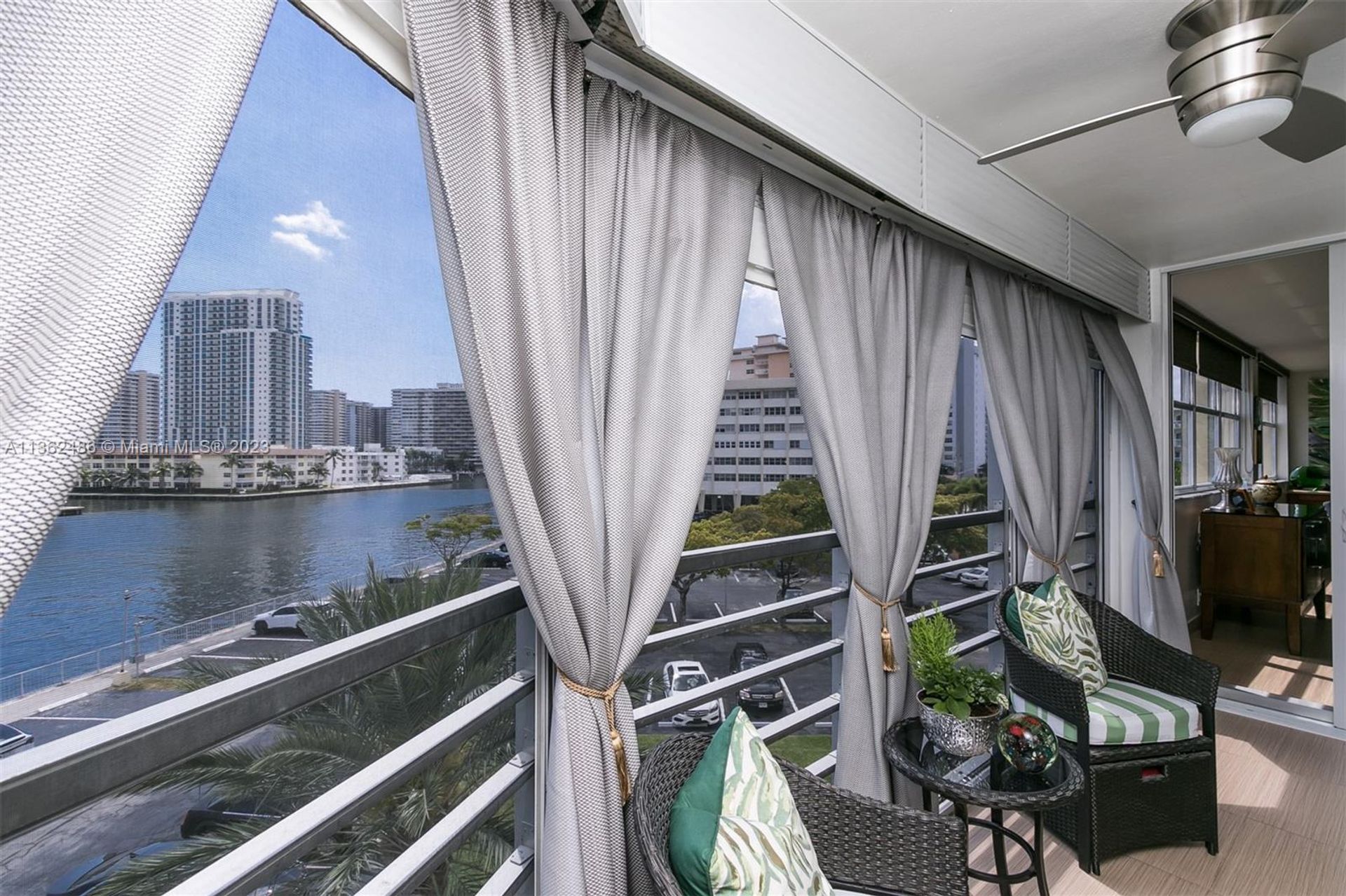 Condominium in Hallandale Beach, Florida 11642987