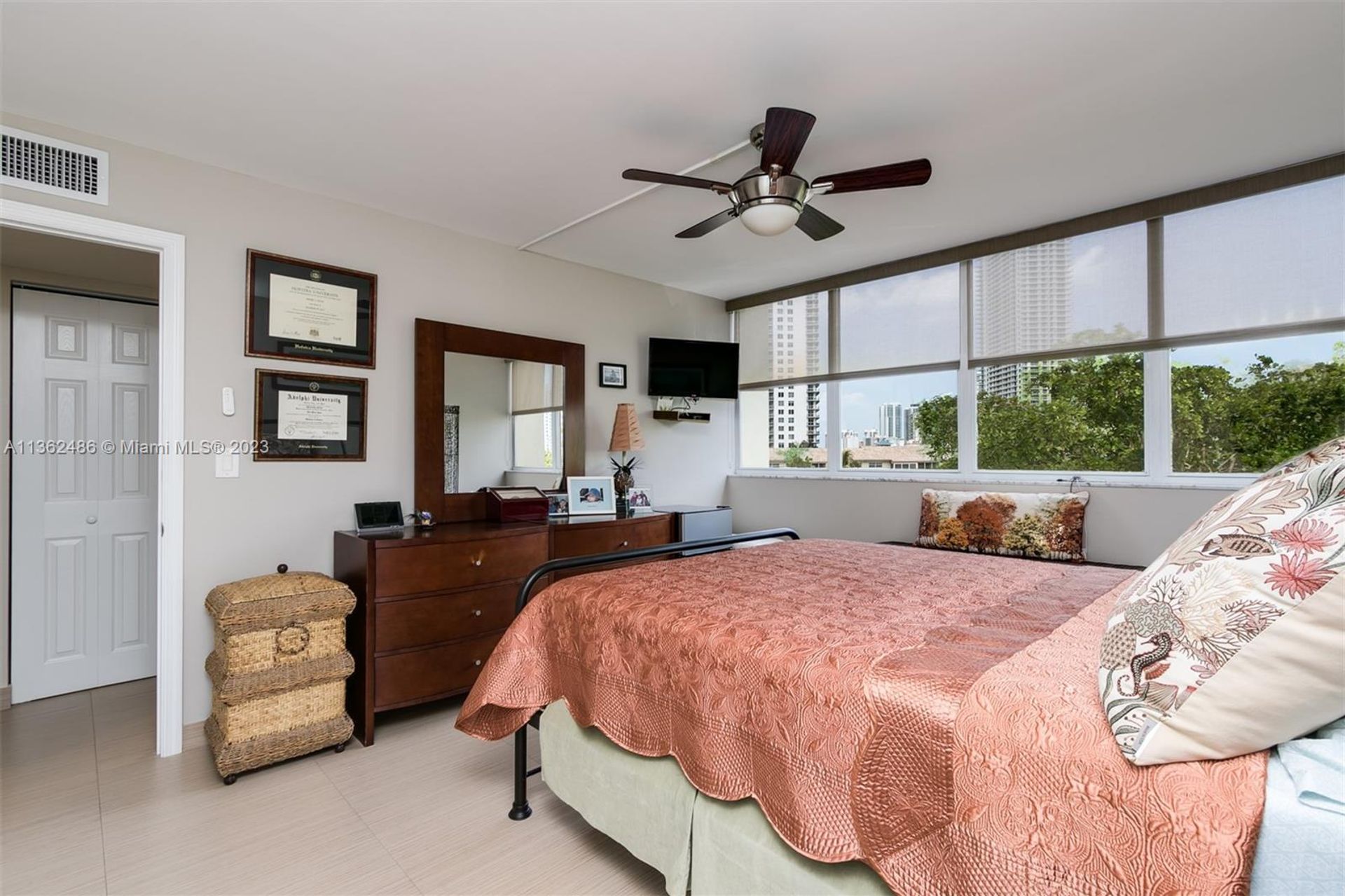 Condominium in Hallandale Beach, Florida 11642987