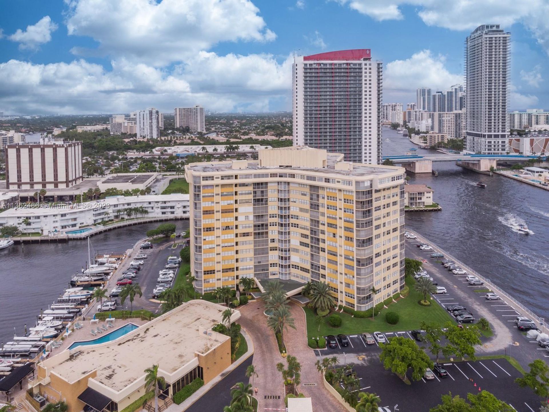 Condominium in Hallandale Beach, Florida 11642987