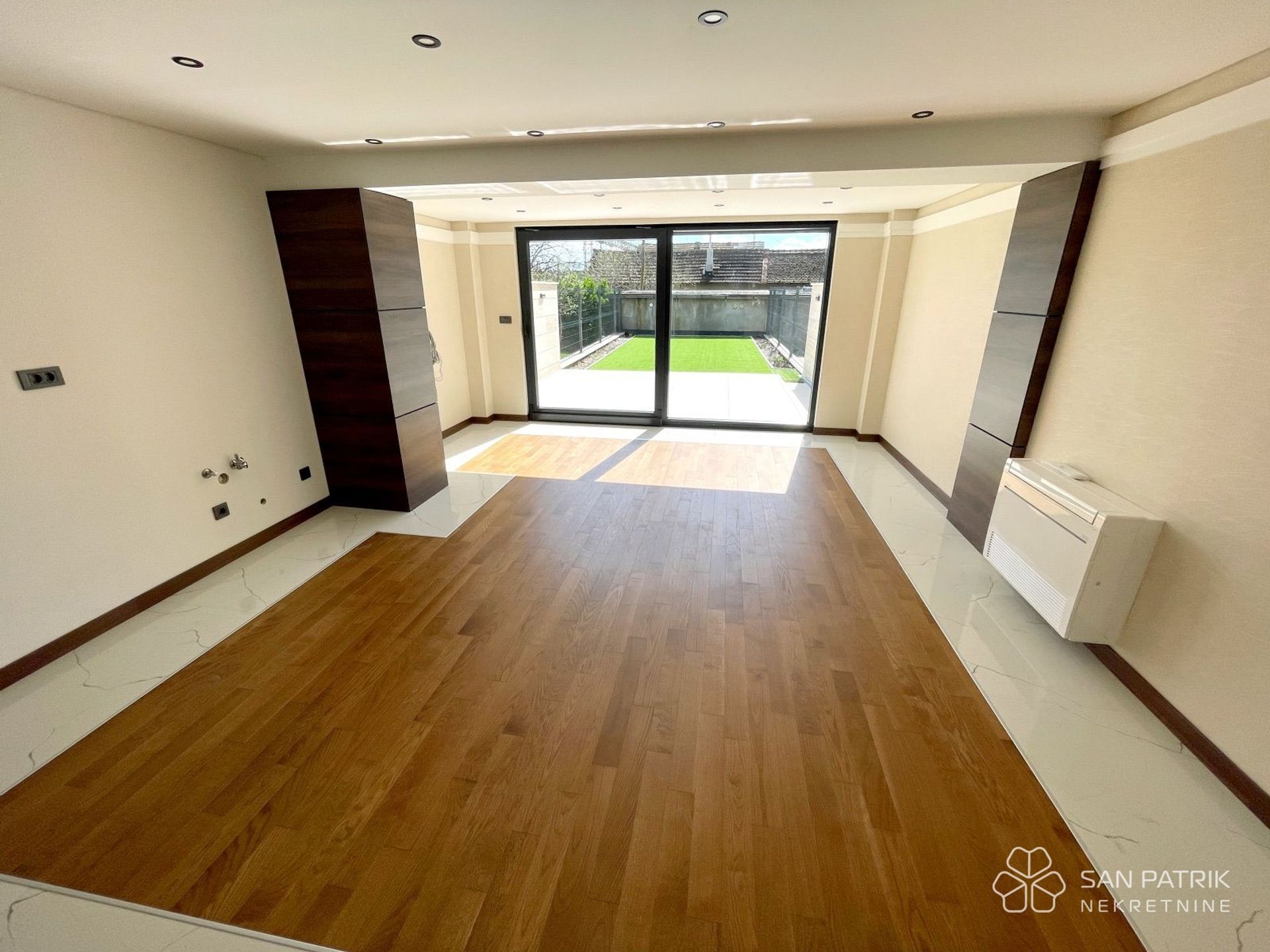 Condominio en Sesvete, Zagreb, Grad 11655257