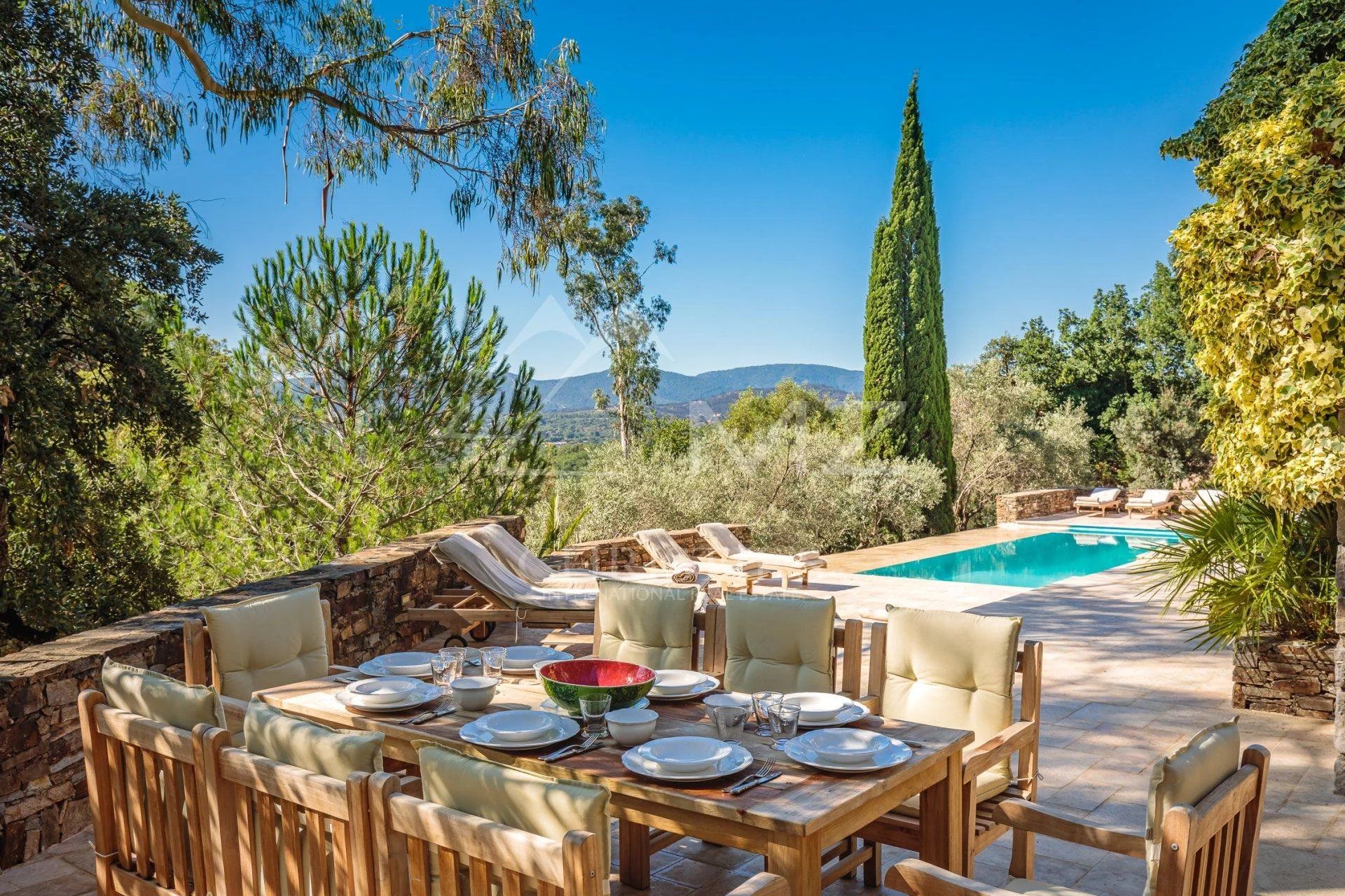 Talo sisään Grimaud, Provence-Alpes-Cote d'Azur 11655634