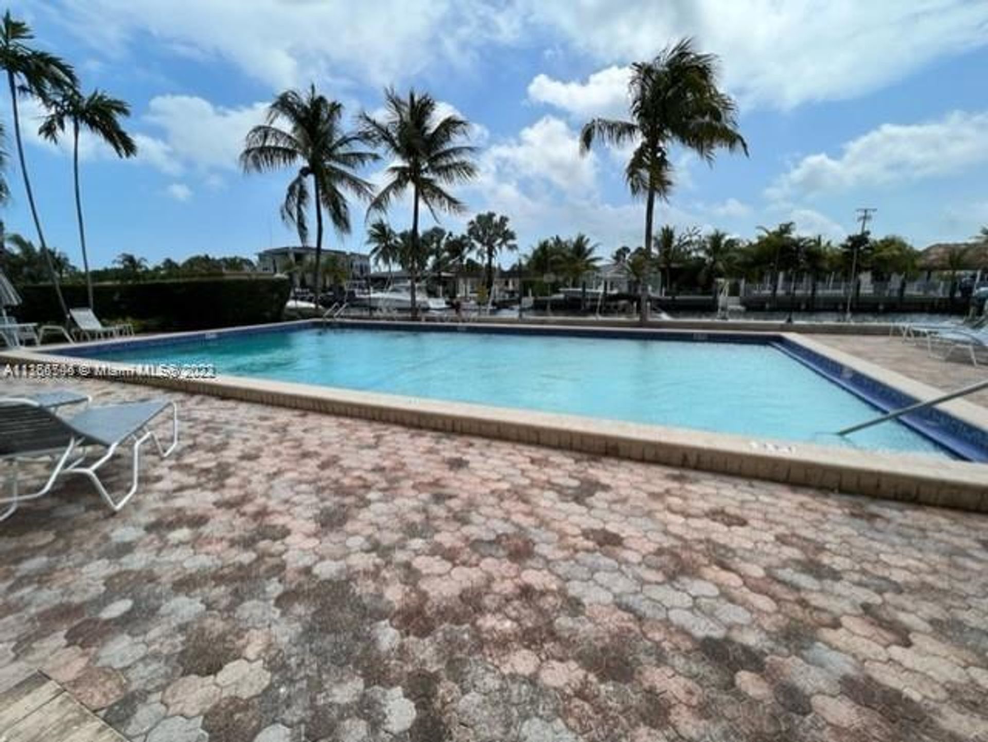 Dom w North Miami, Florida 11655671