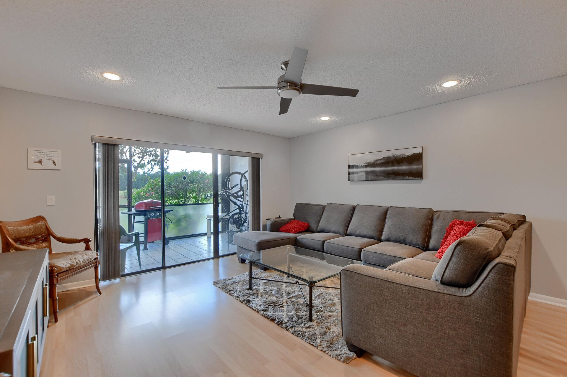 Condominium in Golf, Florida 11659905