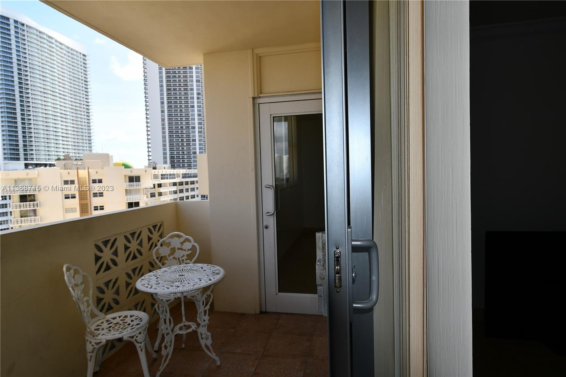 Huis in Hallandale Beach, Florida 11662329