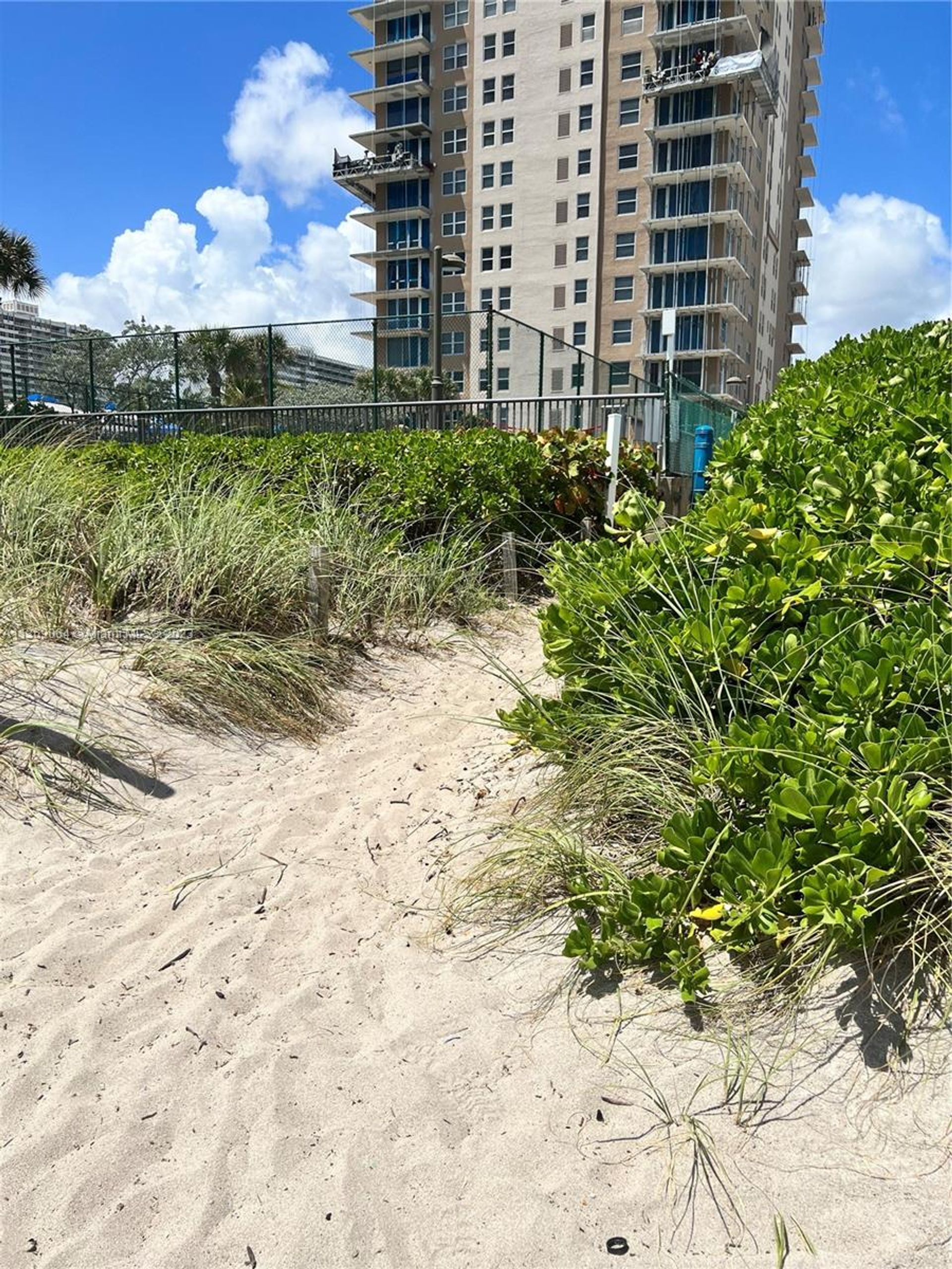 жилой дом в Hallandale Beach, Florida 11662376