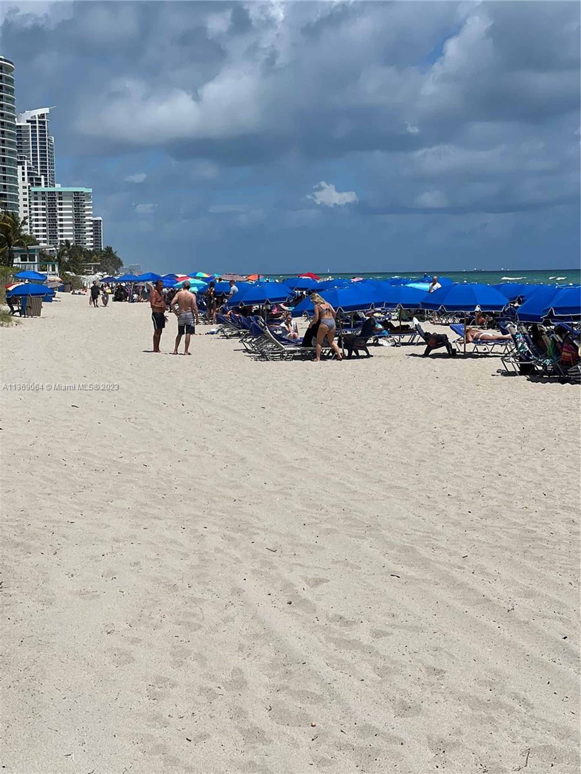 жилой дом в Hallandale Beach, Florida 11662376