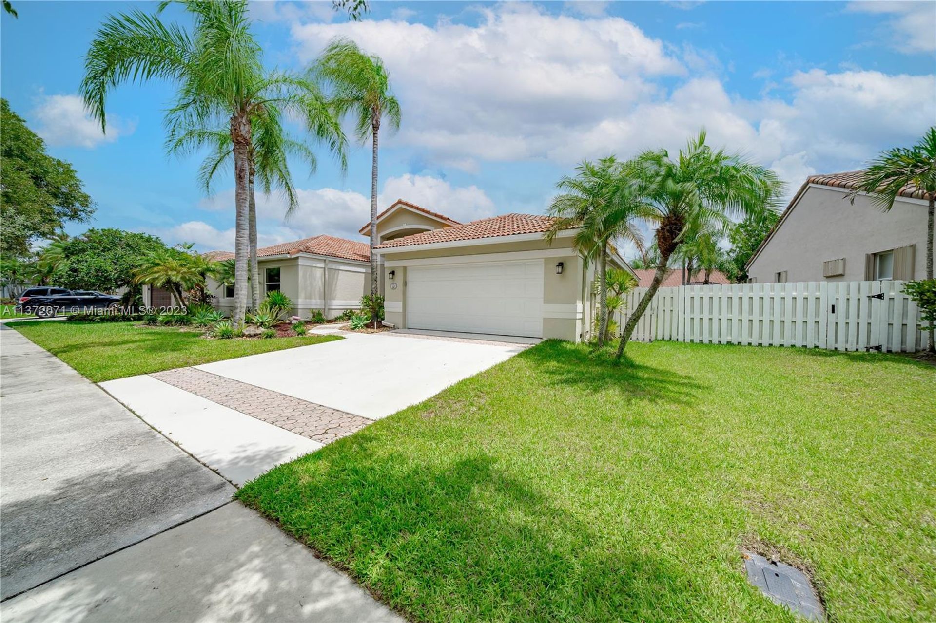 House in Weston, Florida 11680815