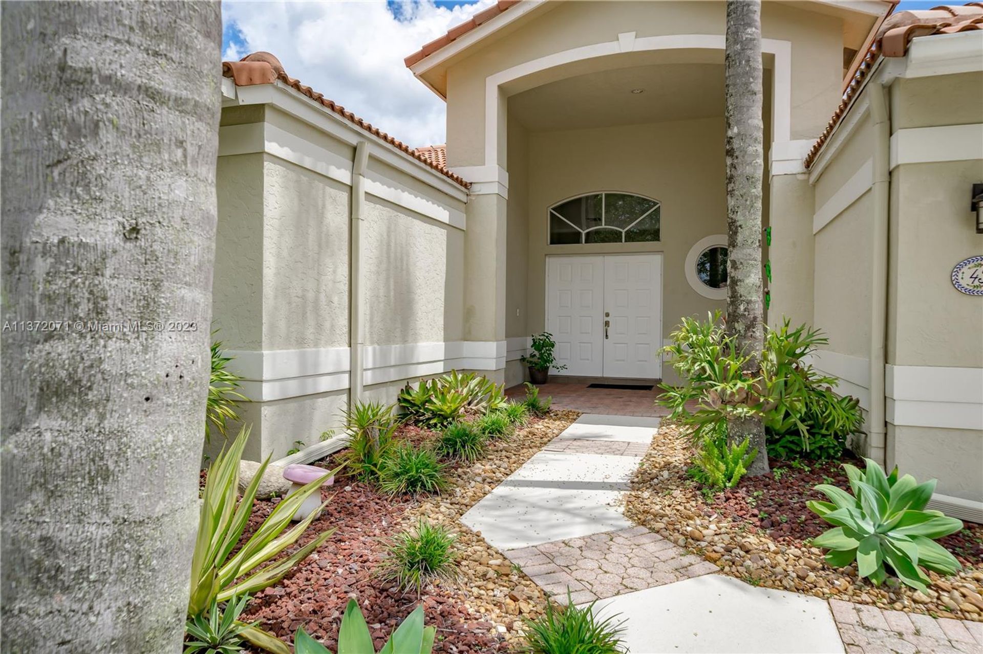 House in Weston, Florida 11680815