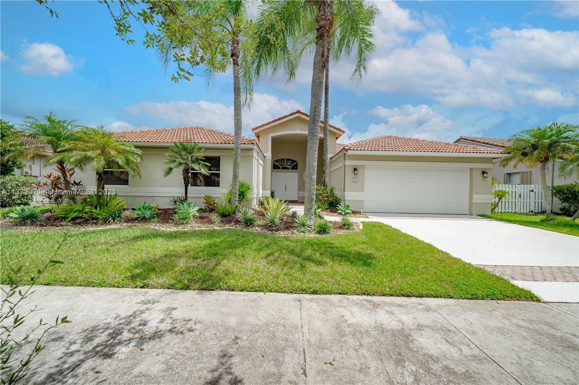 House in Weston, Florida 11680815