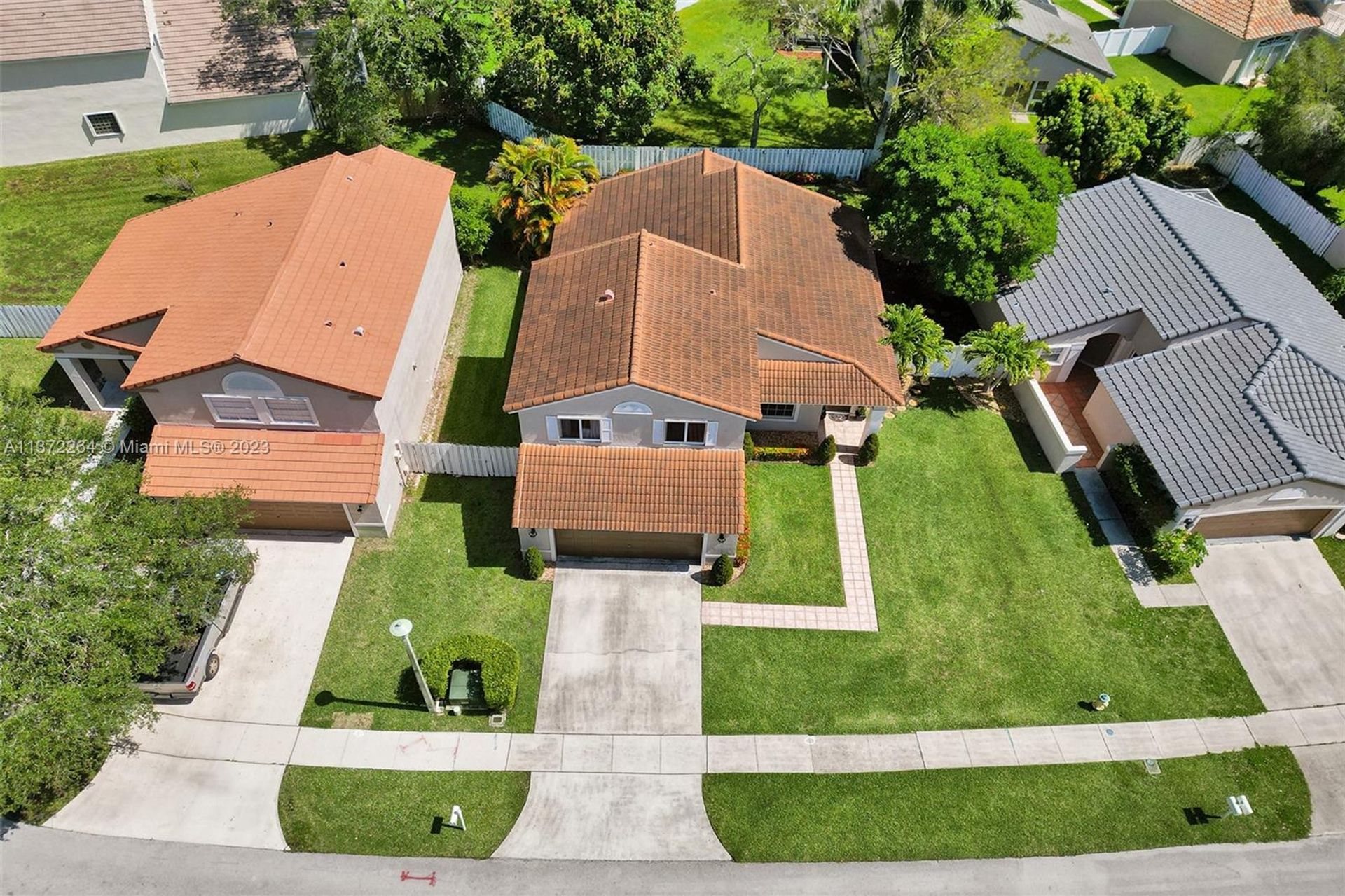 Rumah di Pembroke Pines, Florida 11683411