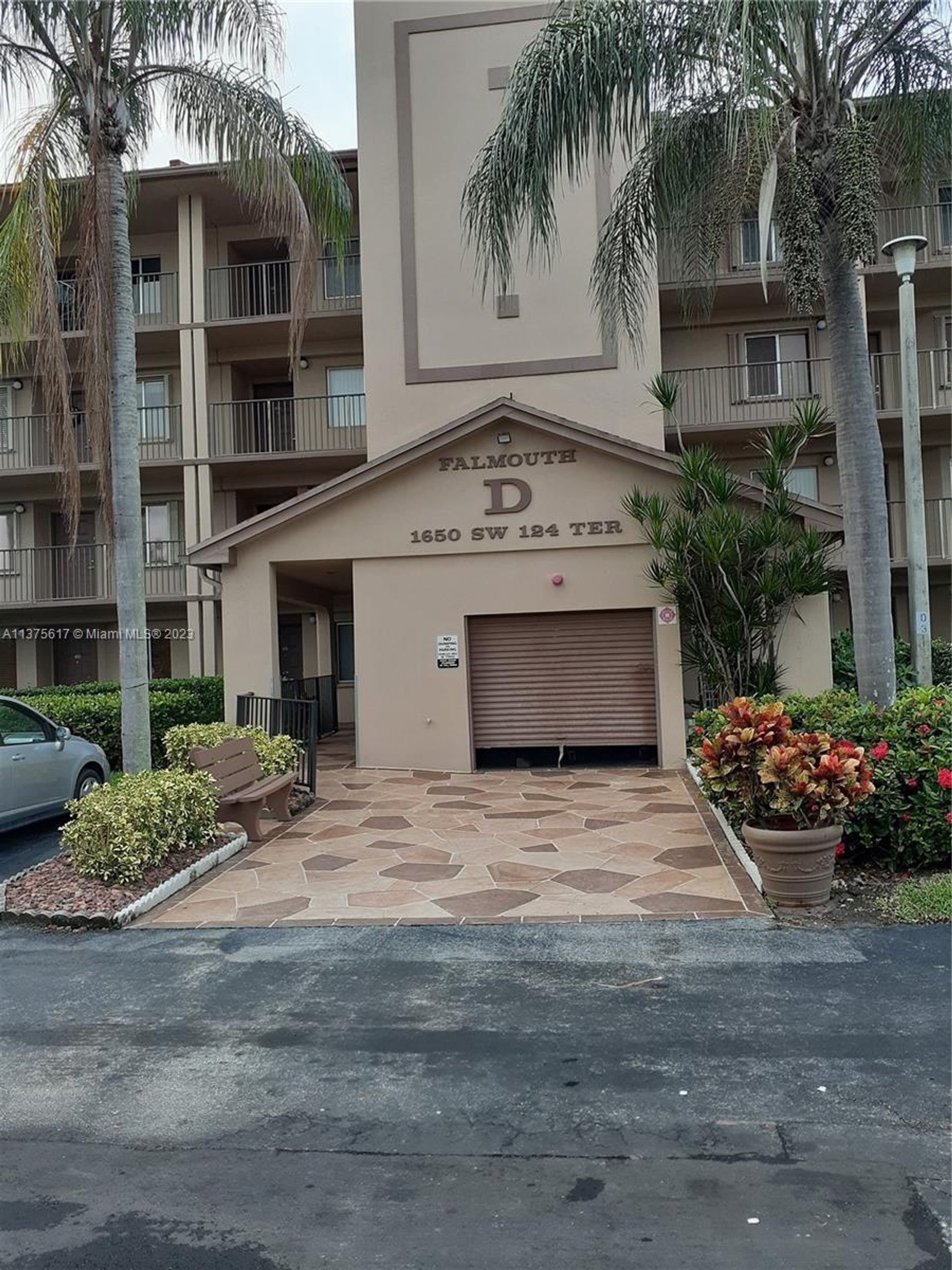 House in Pembroke Pines, Florida 11691375